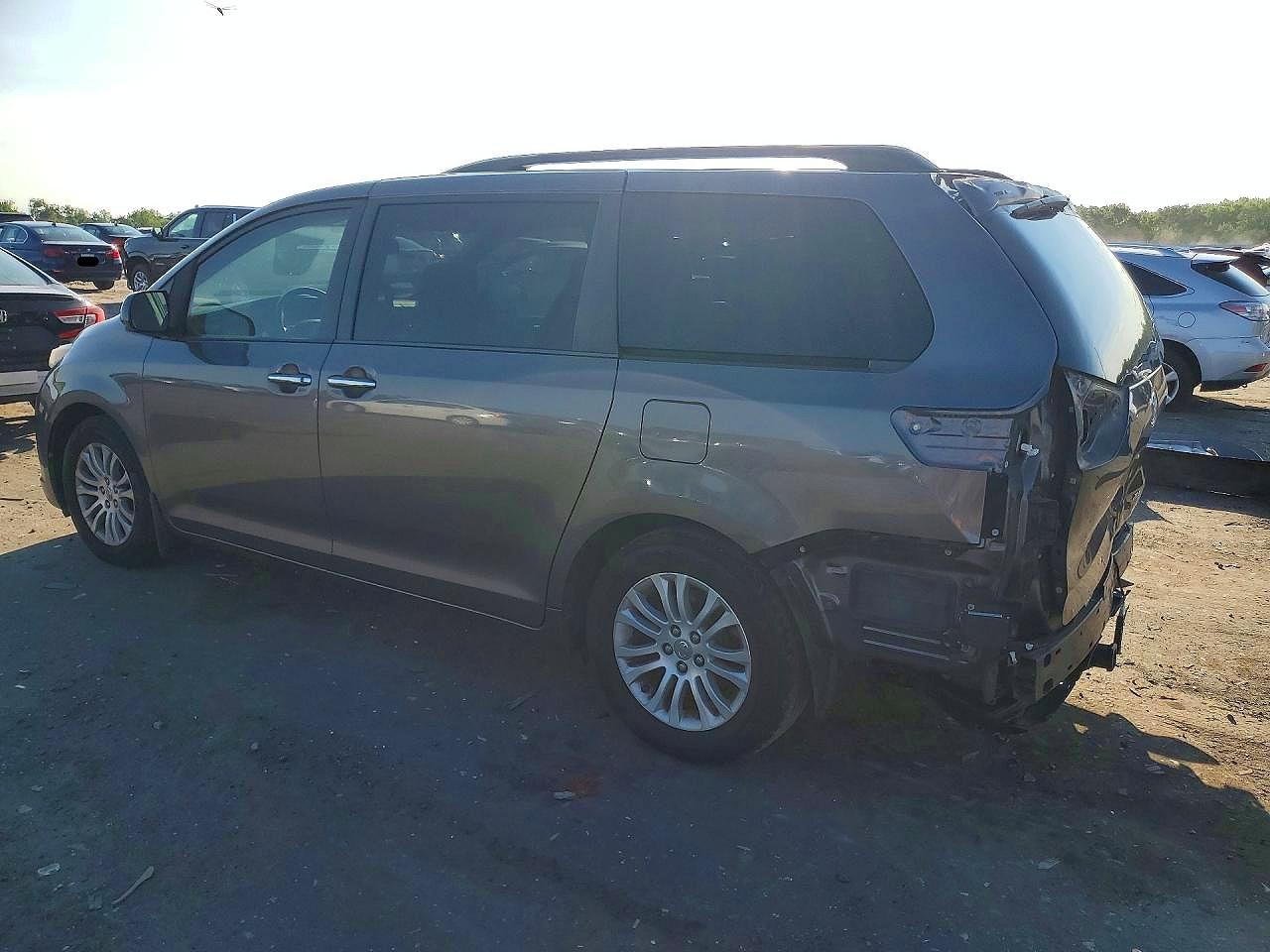 2015 Toyota Sienna Xle 8-passenger Gray vin: 5TDYK3DC4FS572181