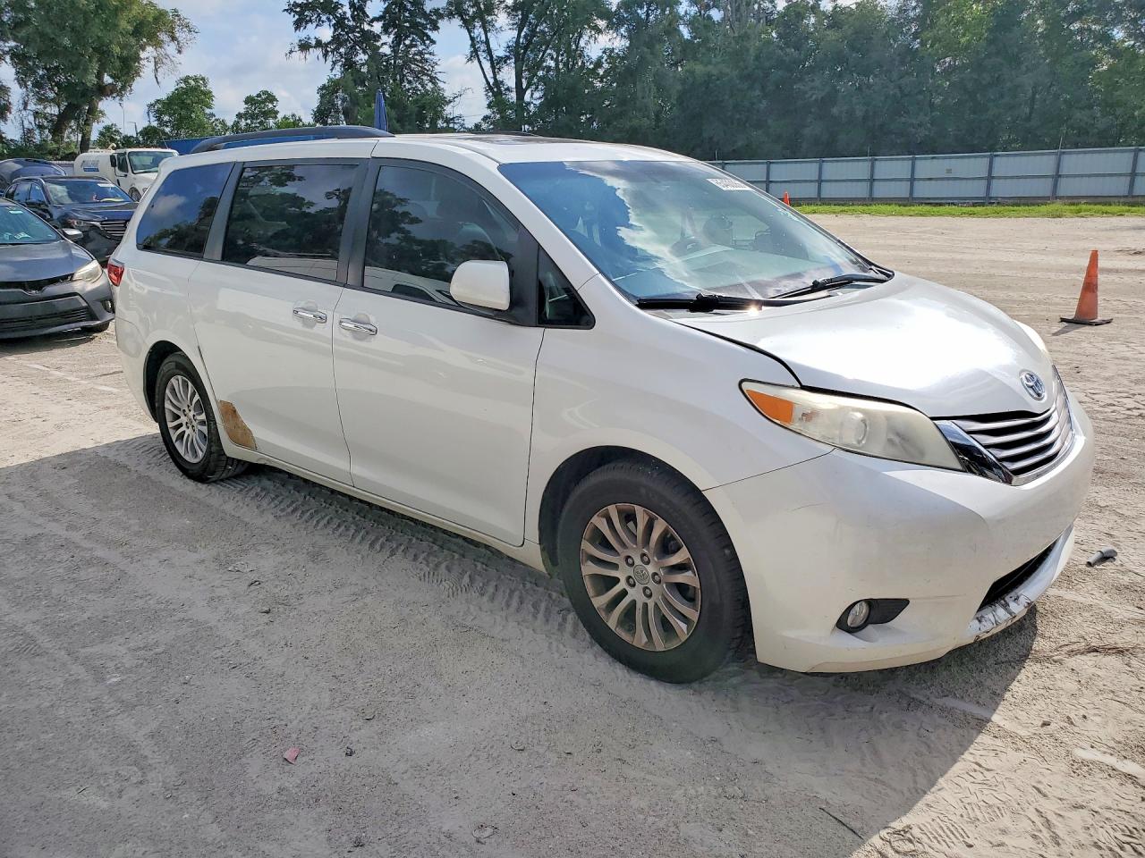 2015 Toyota Sienna Xle 8-passenger White vin: 5TDYK3DC4FS574495