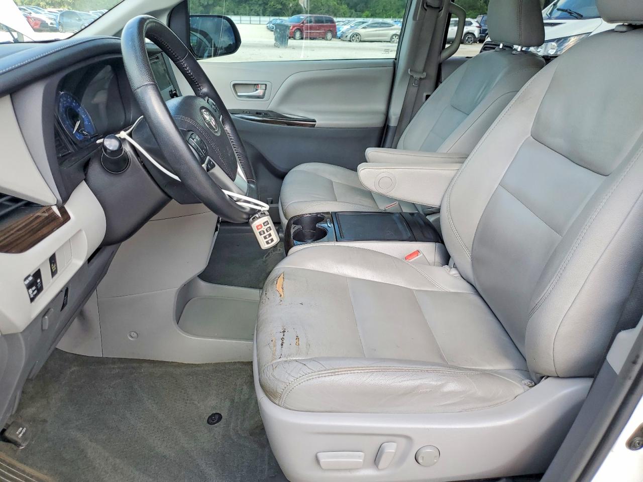 2015 Toyota Sienna Xle 8-passenger White vin: 5TDYK3DC4FS574495