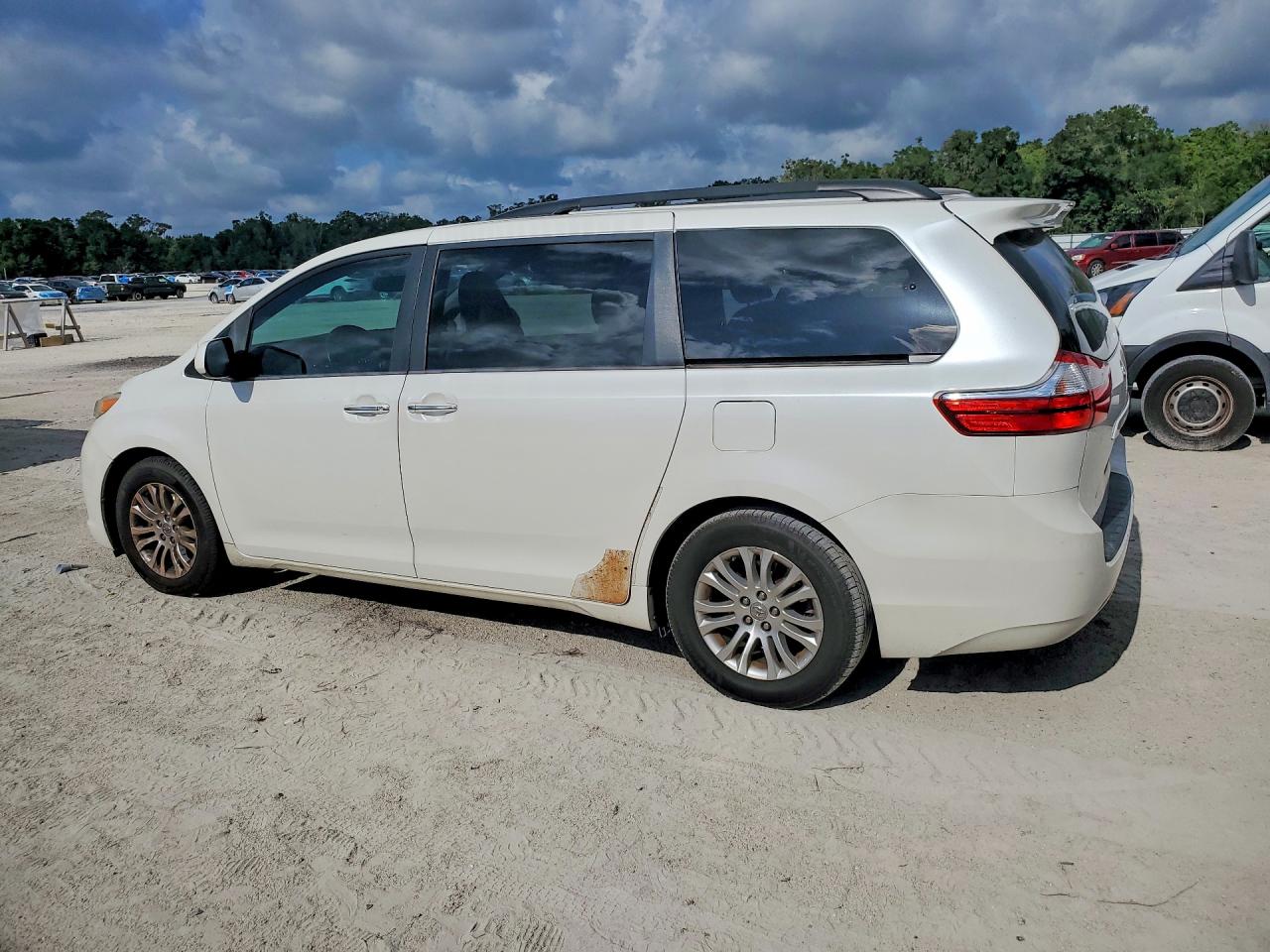 2015 Toyota Sienna Xle 8-passenger White vin: 5TDYK3DC4FS574495