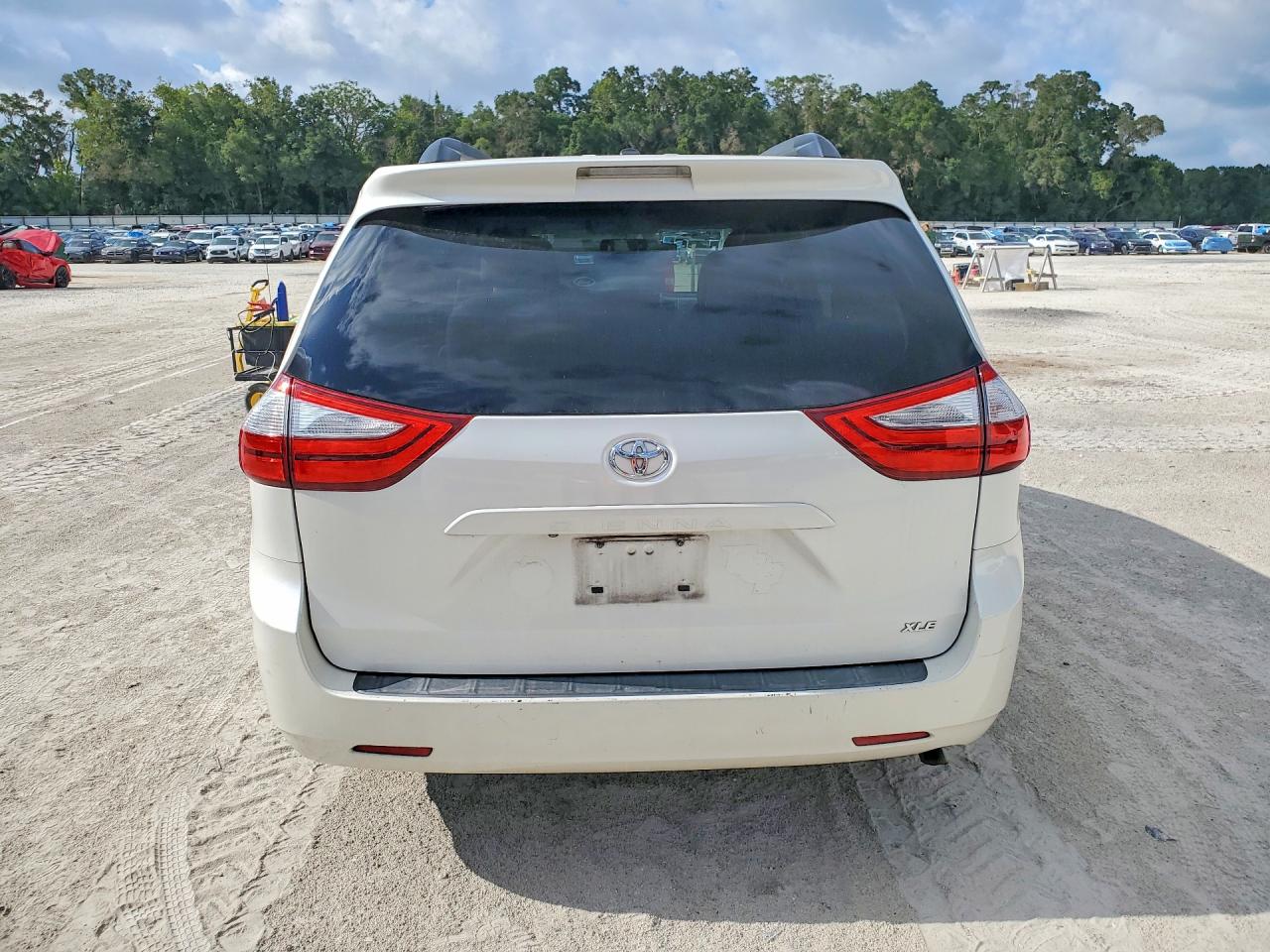 2015 Toyota Sienna Xle 8-passenger White vin: 5TDYK3DC4FS574495