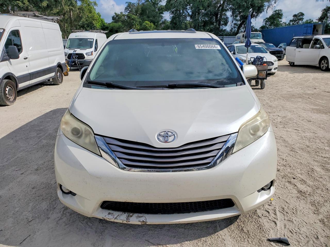 2015 Toyota Sienna Xle 8-passenger White vin: 5TDYK3DC4FS574495