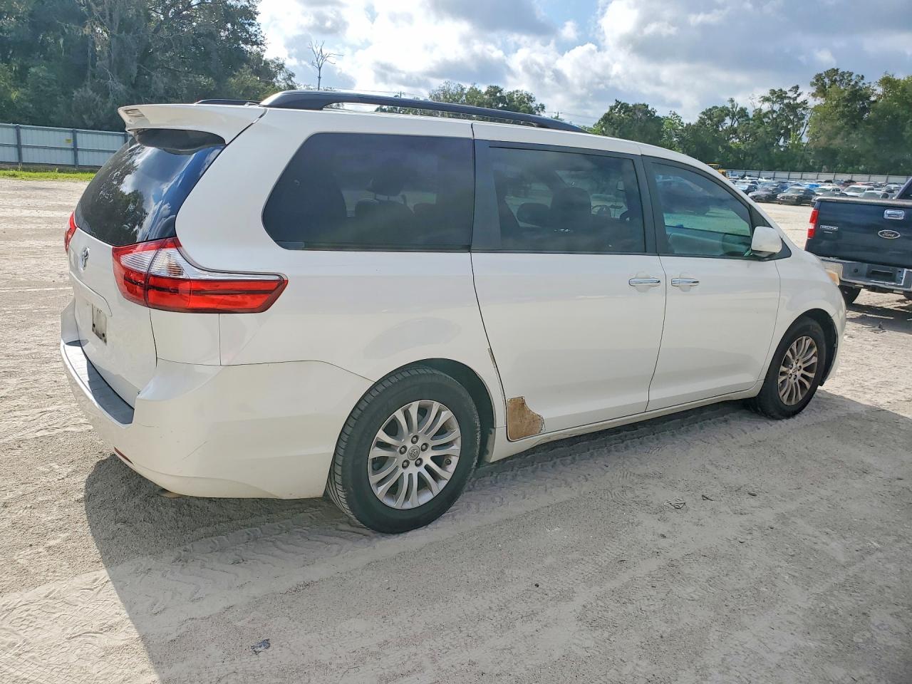 2015 Toyota Sienna Xle 8-passenger White vin: 5TDYK3DC4FS574495