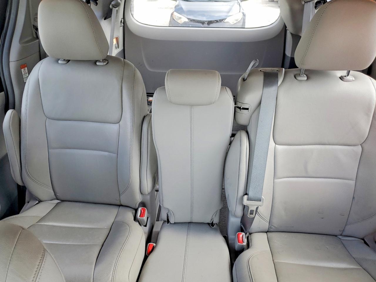 2015 Toyota Sienna Xle 8-passenger White vin: 5TDYK3DC4FS574495