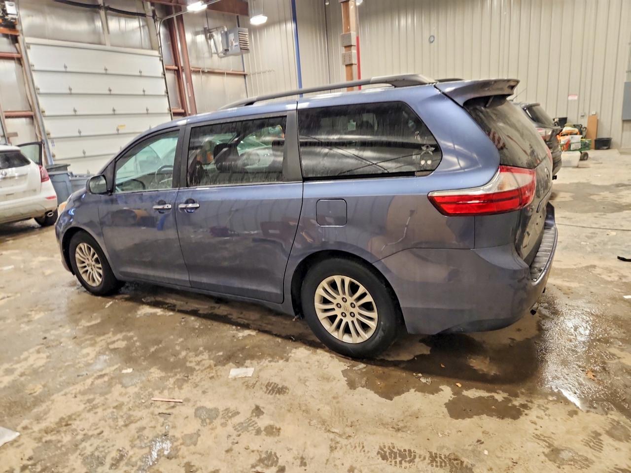 2015 Toyota Sienna Teal vin: 5TDYK3DC4FS575565