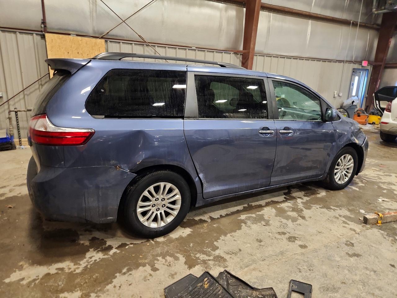 2015 Toyota Sienna Teal vin: 5TDYK3DC4FS575565