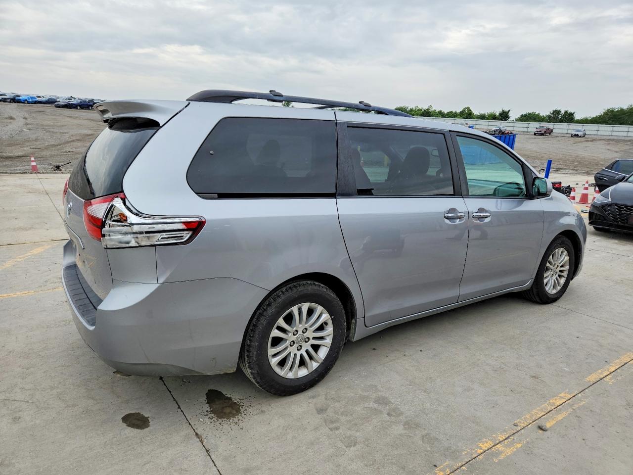 2015 Toyota Sienna Xle 8-passenger White vin: 5TDYK3DC4FS578742