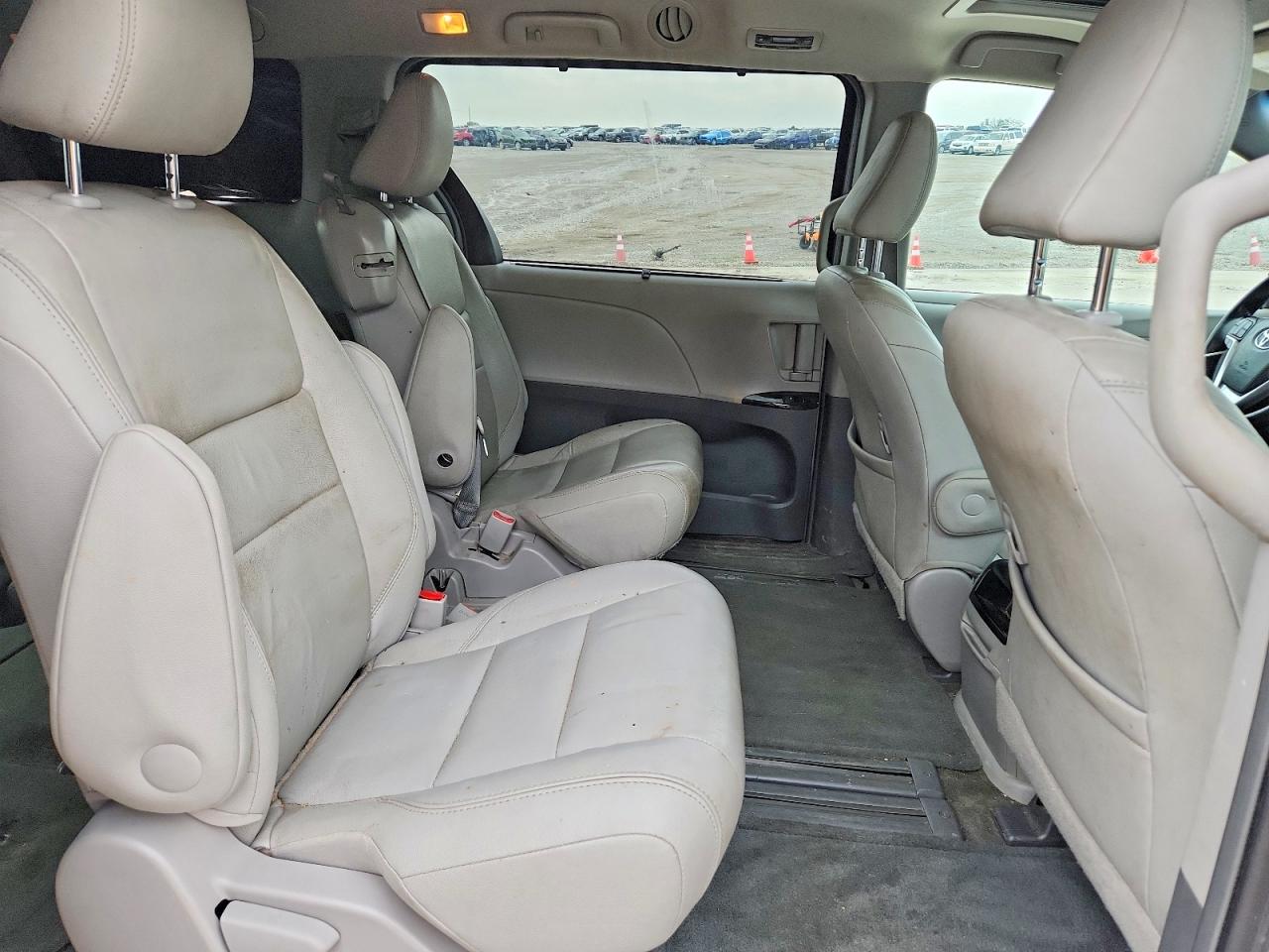 2015 Toyota Sienna Xle 8-passenger White vin: 5TDYK3DC4FS578742