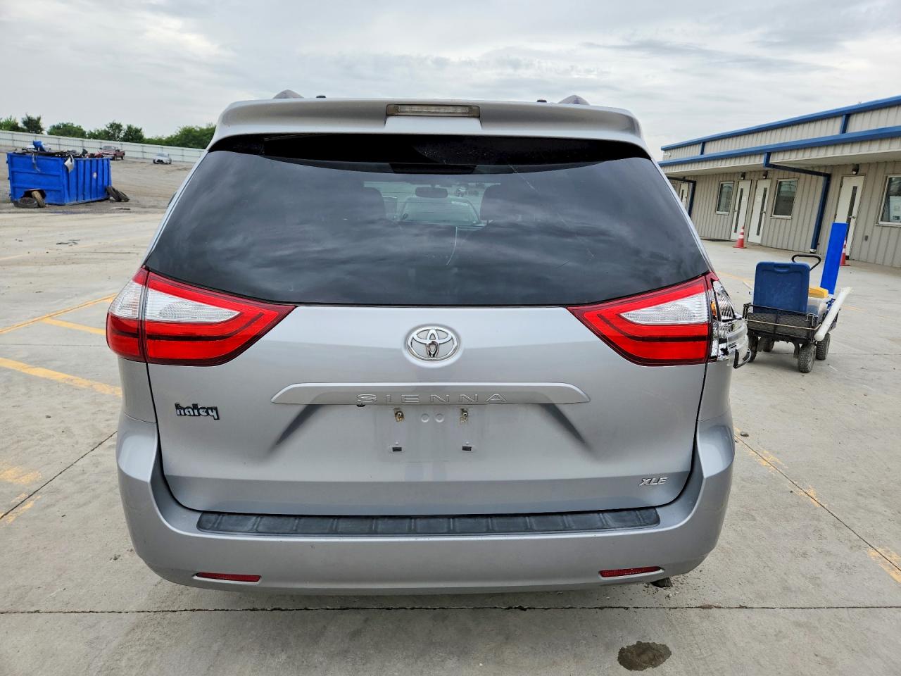2015 Toyota Sienna Xle 8-passenger White vin: 5TDYK3DC4FS578742