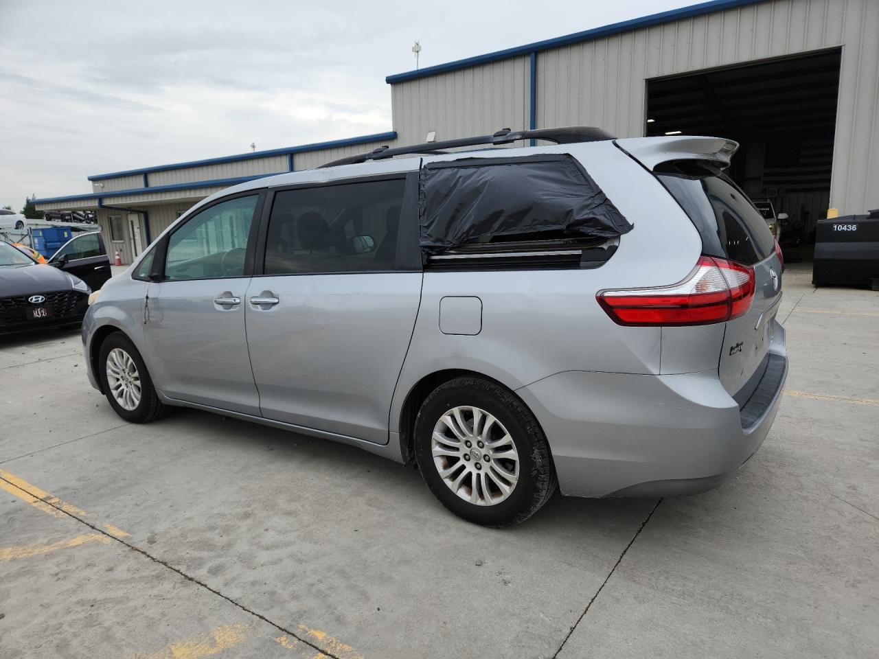 2015 Toyota Sienna Xle 8-passenger White vin: 5TDYK3DC4FS578742