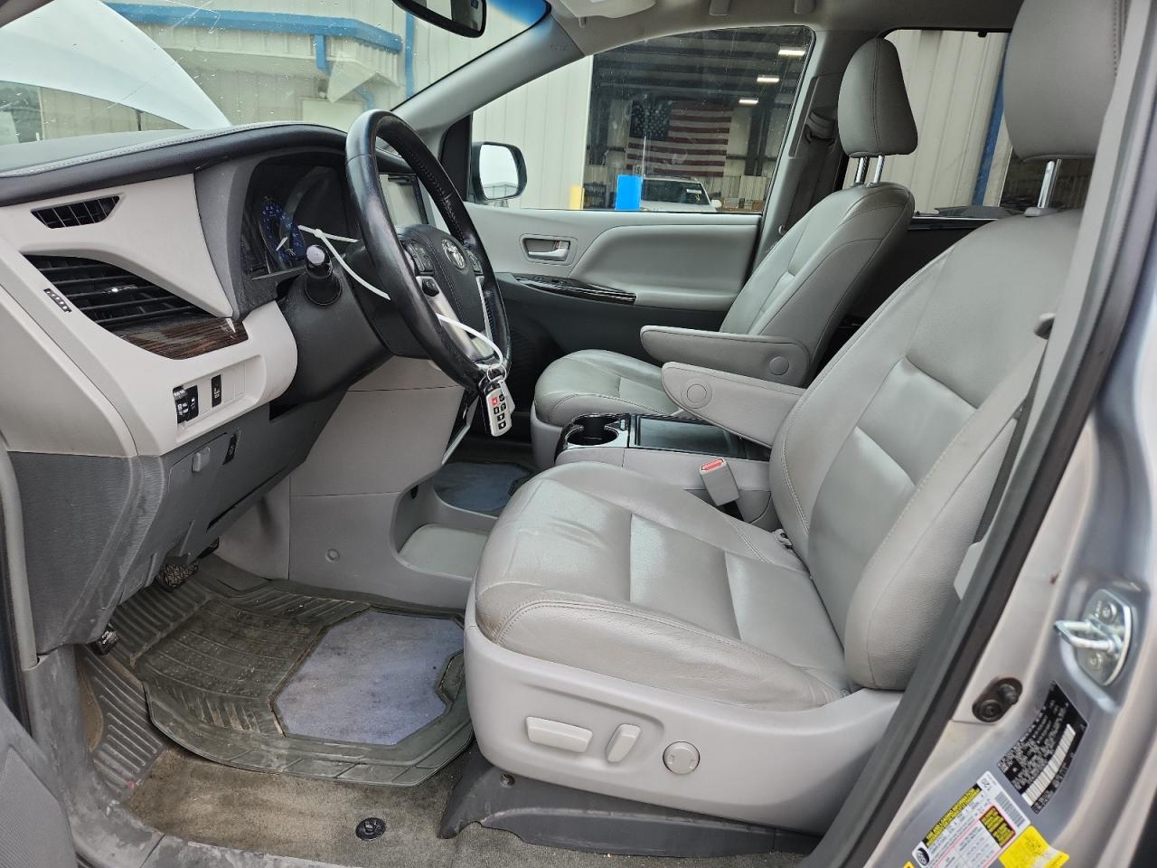 2015 Toyota Sienna Xle 8-passenger White vin: 5TDYK3DC4FS578742