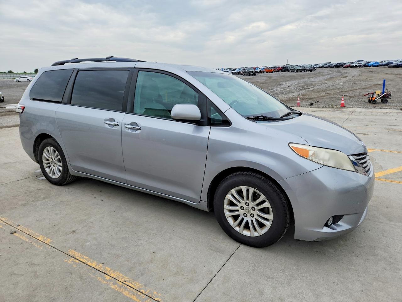2015 Toyota Sienna Xle 8-passenger White vin: 5TDYK3DC4FS578742