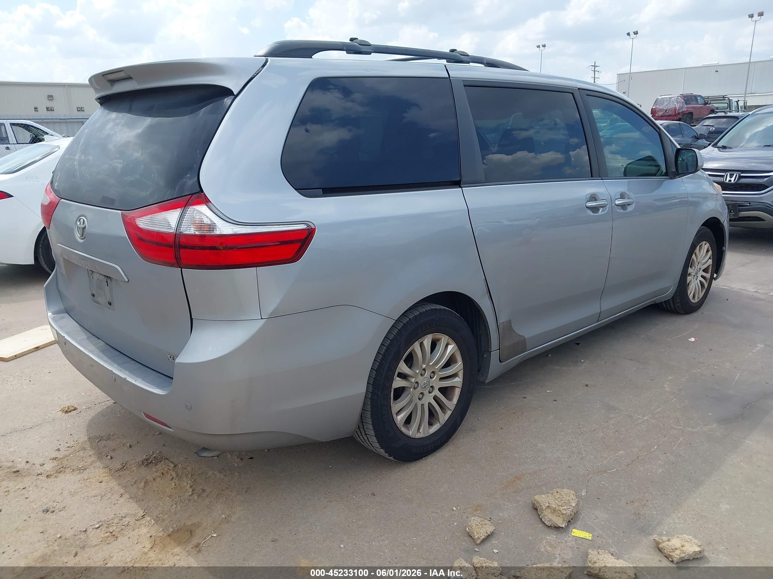 2015 Toyota Sienna Xle 8 Passenger Silver vin: 5TDYK3DC4FS585447