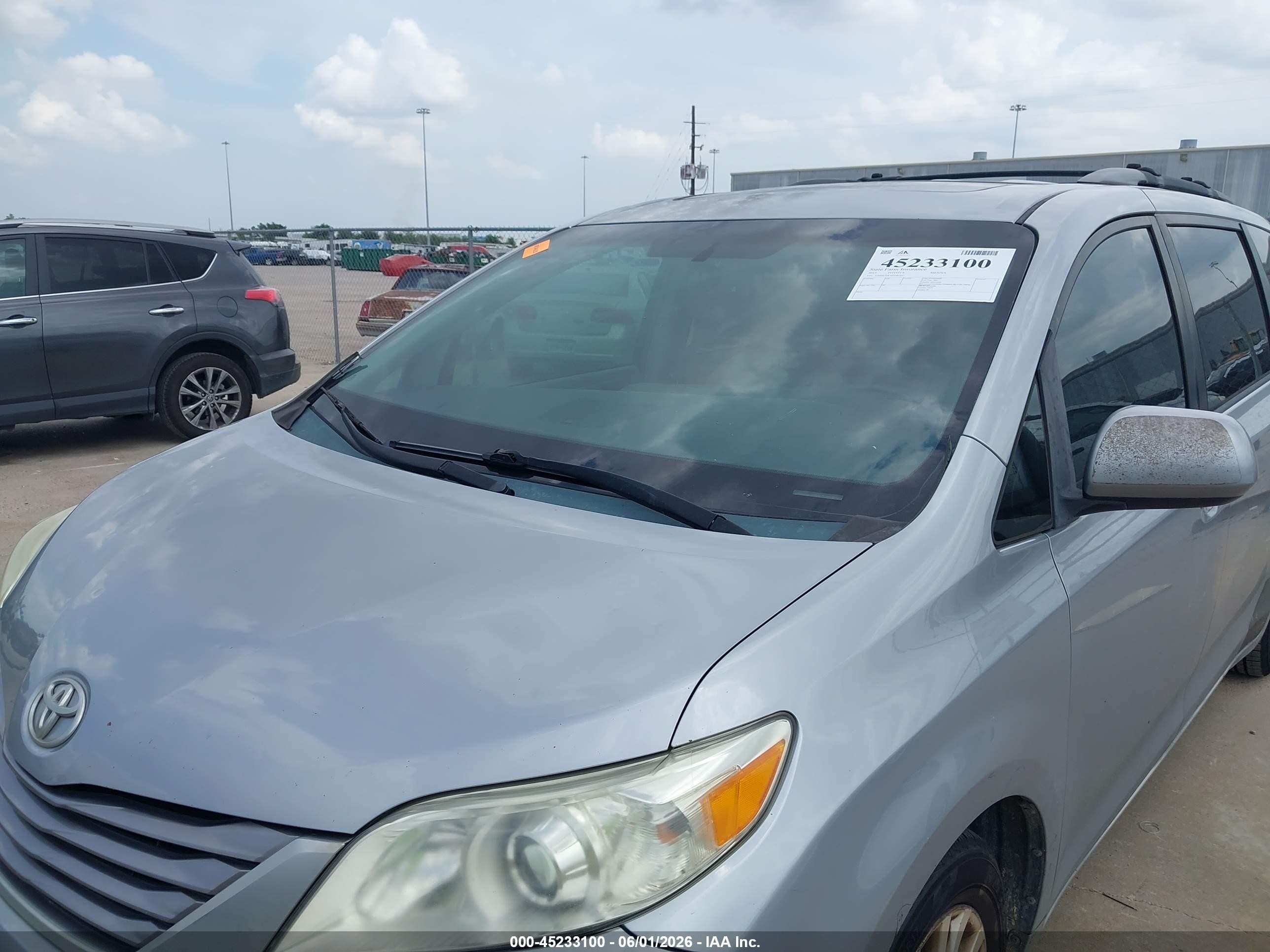 2015 Toyota Sienna Xle 8 Passenger Silver vin: 5TDYK3DC4FS585447