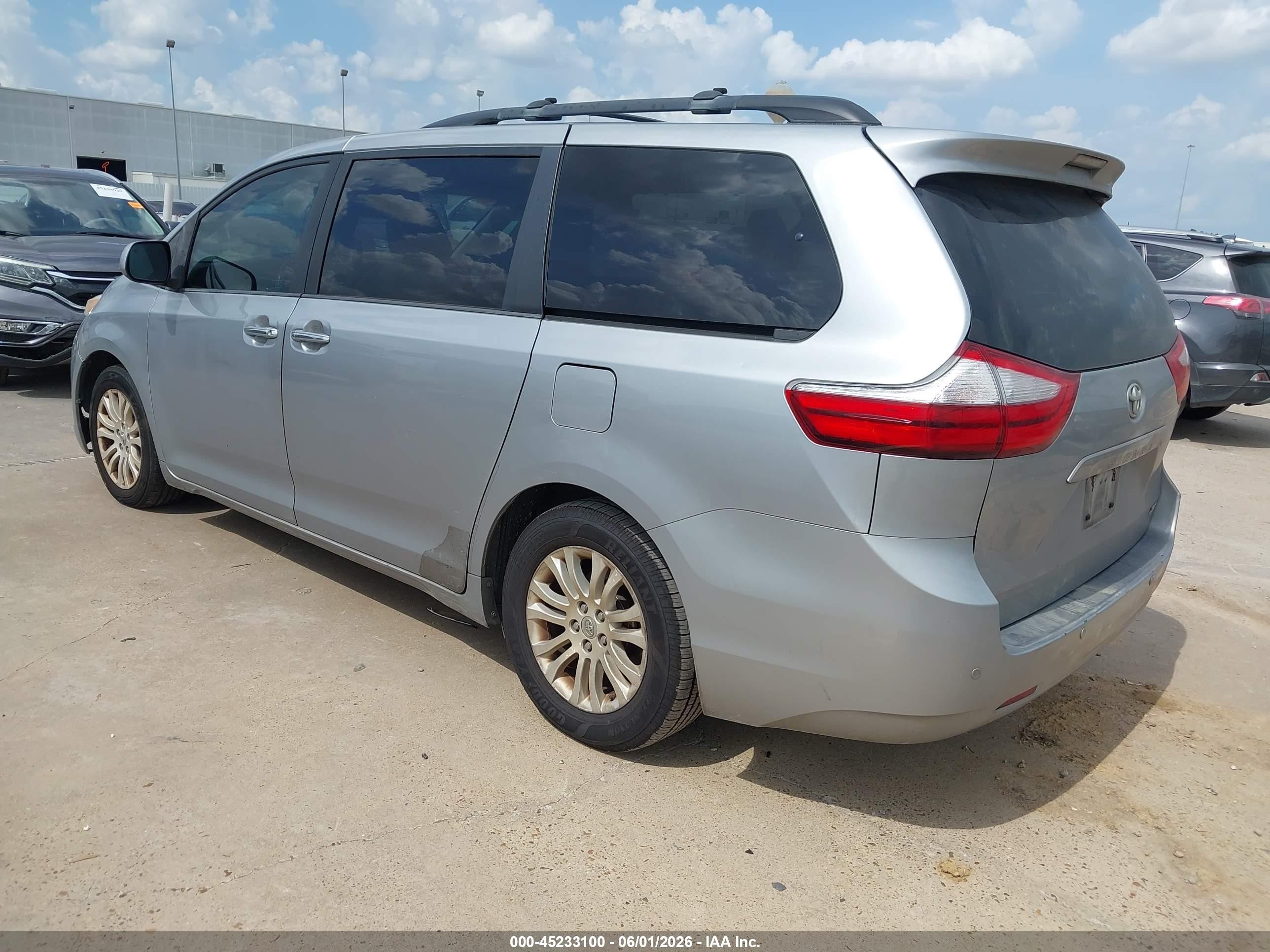 2015 Toyota Sienna Xle 8 Passenger Silver vin: 5TDYK3DC4FS585447
