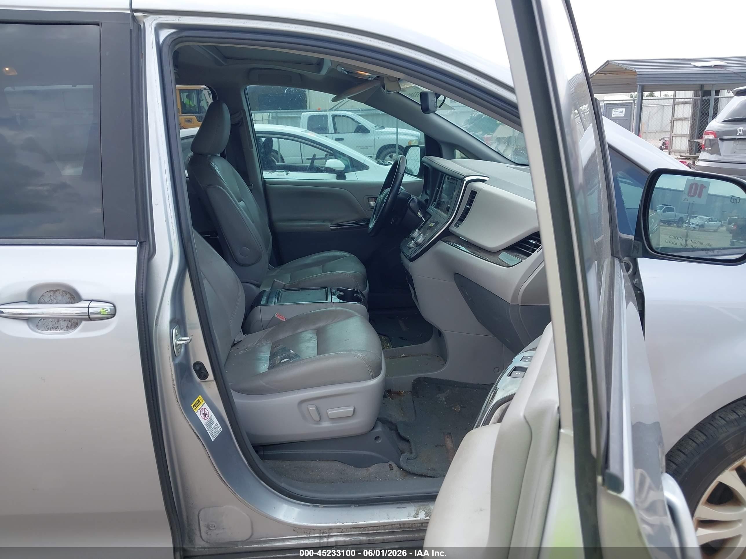2015 Toyota Sienna Xle 8 Passenger Silver vin: 5TDYK3DC4FS585447