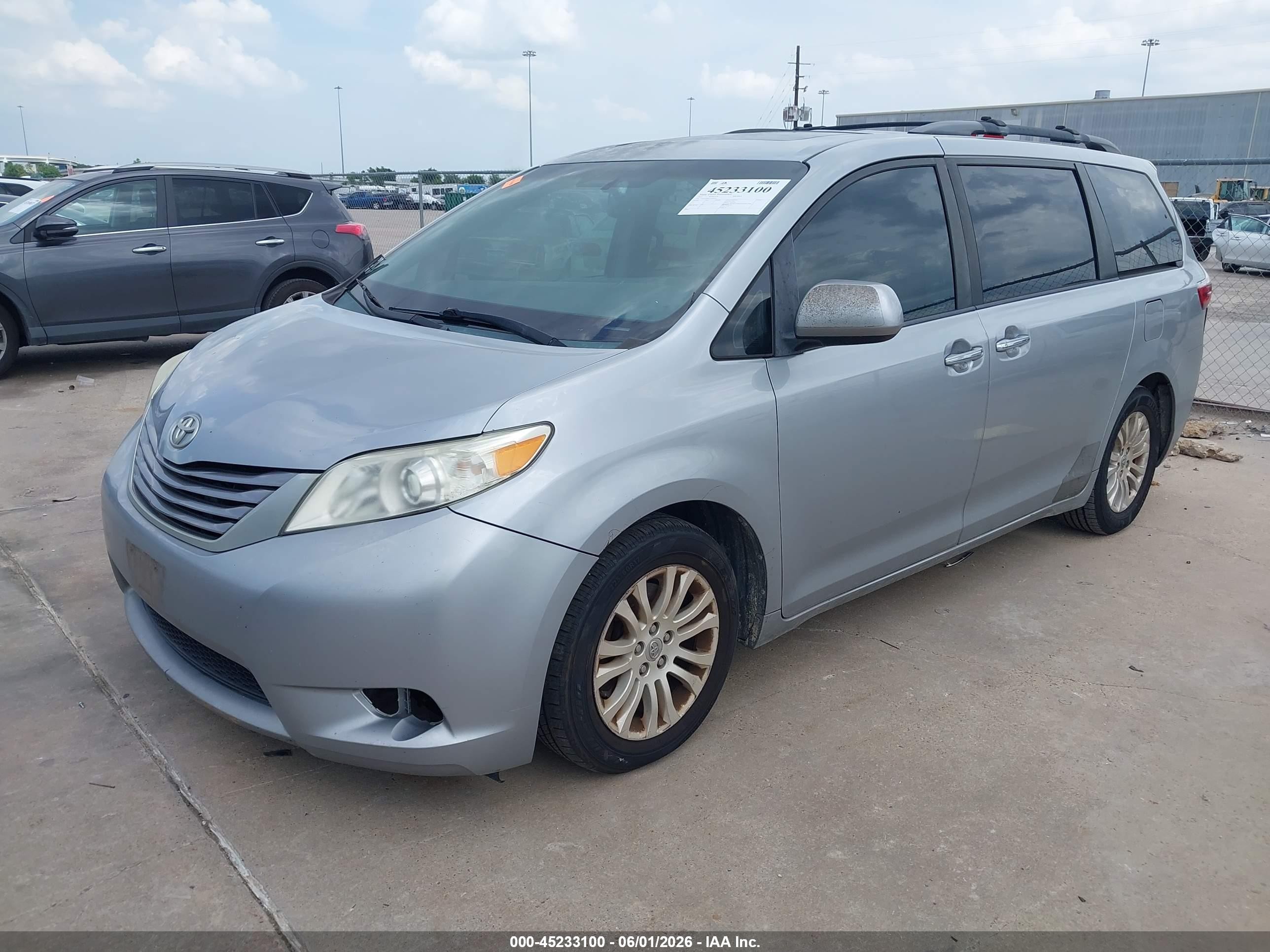 2015 Toyota Sienna Xle 8 Passenger Silver vin: 5TDYK3DC4FS585447