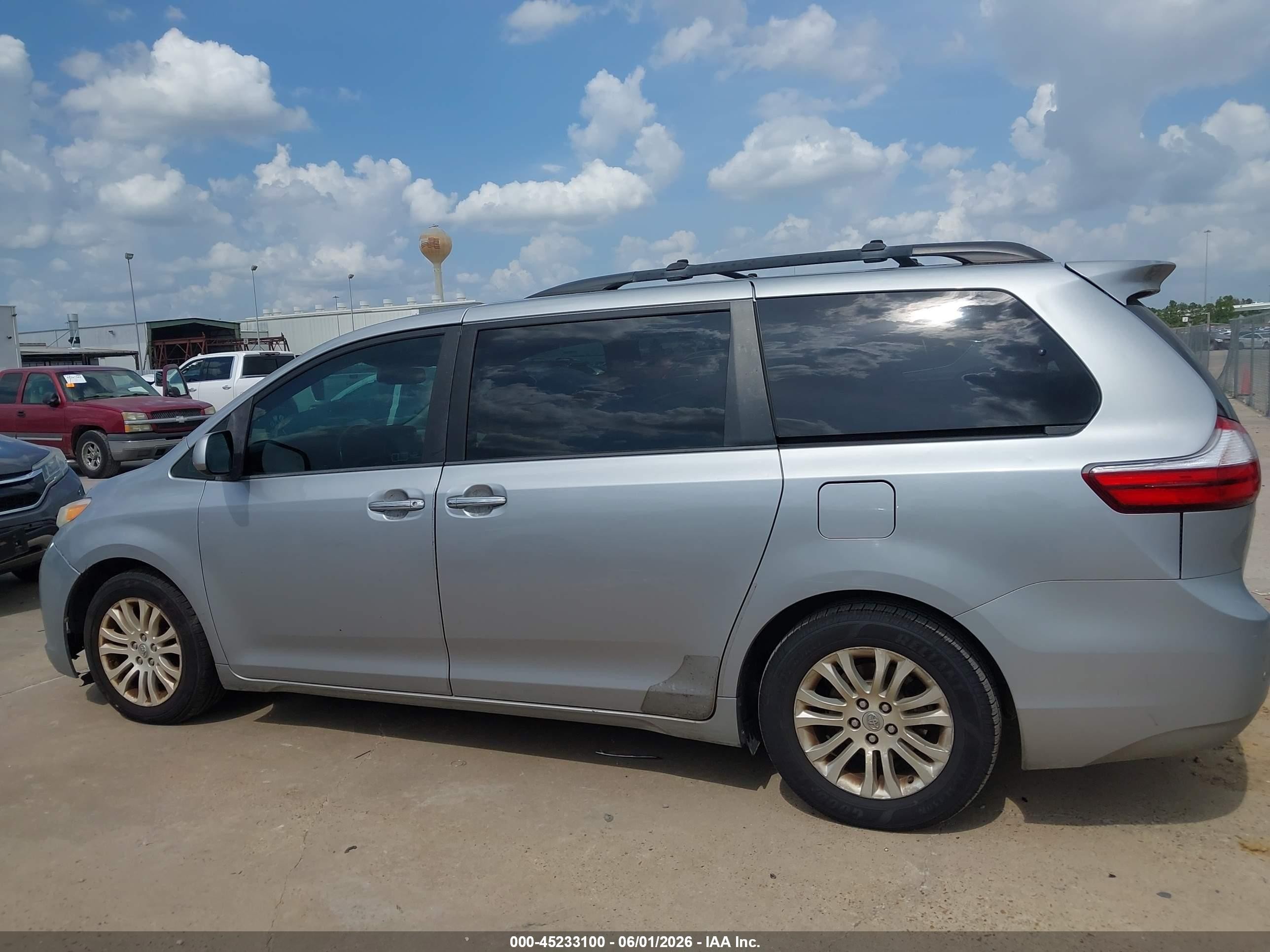 2015 Toyota Sienna Xle 8 Passenger Silver vin: 5TDYK3DC4FS585447