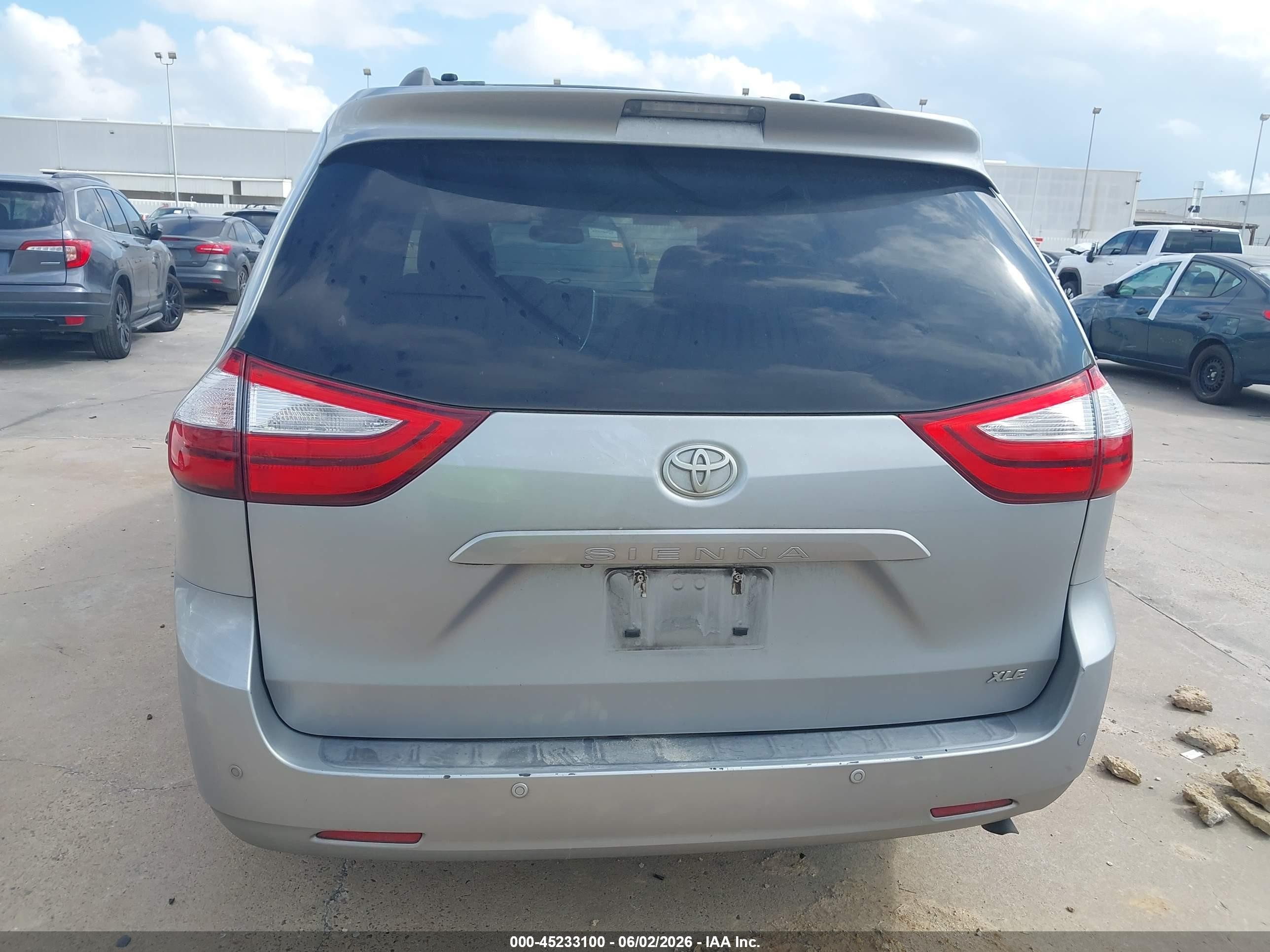 2015 Toyota Sienna Xle 8 Passenger Silver vin: 5TDYK3DC4FS585447