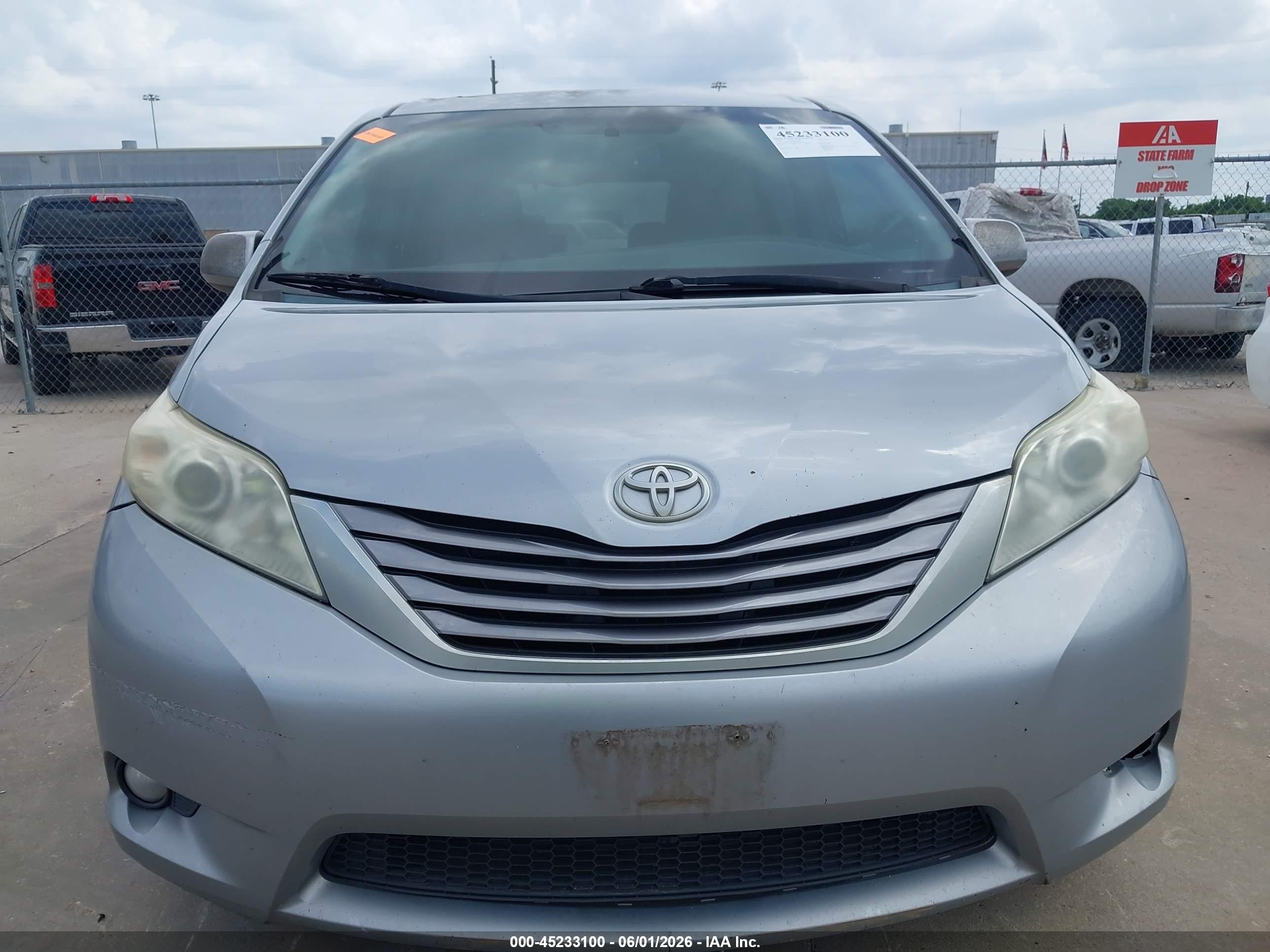 2015 Toyota Sienna Xle 8 Passenger Silver vin: 5TDYK3DC4FS585447