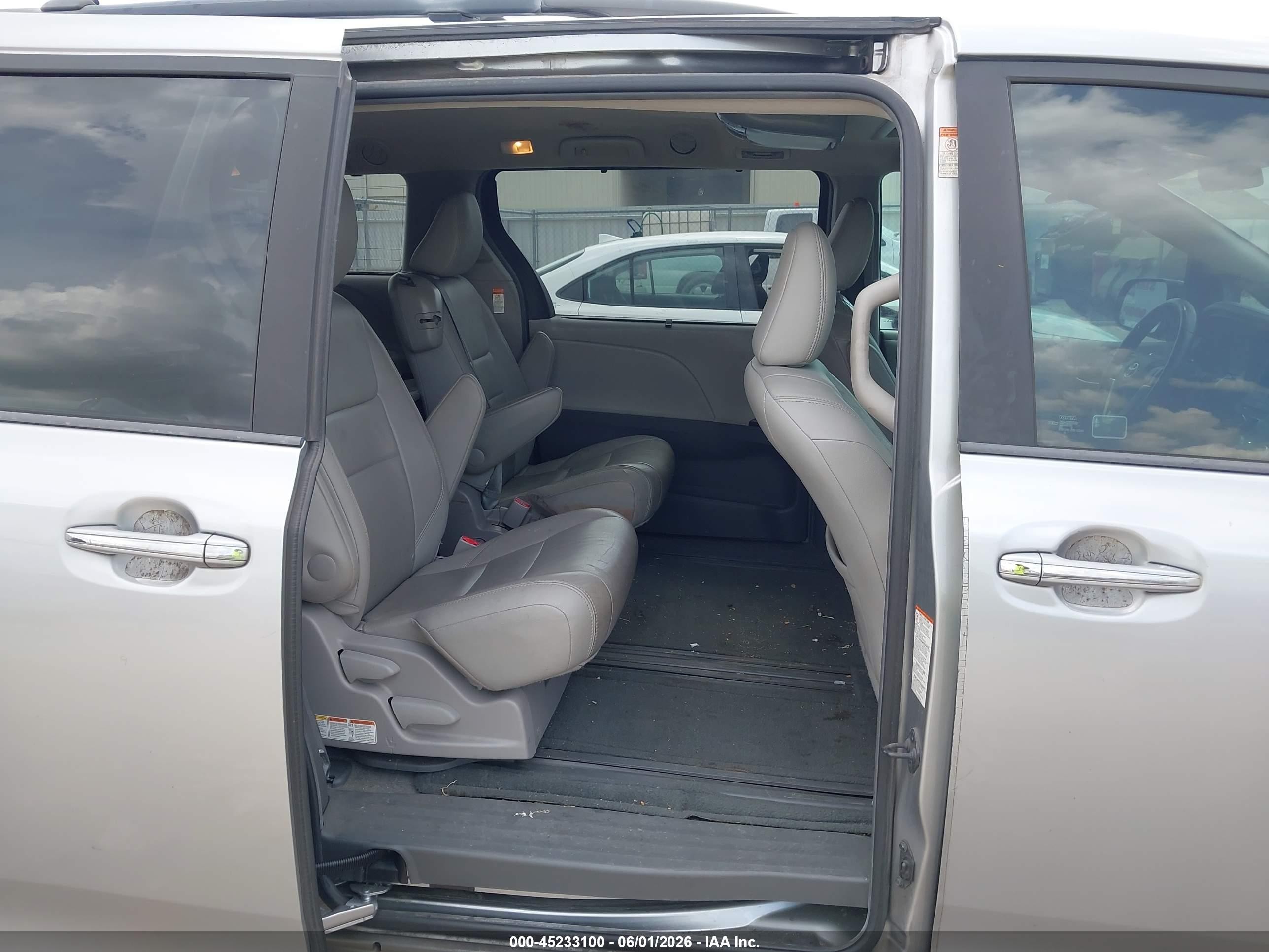 2015 Toyota Sienna Xle 8 Passenger Silver vin: 5TDYK3DC4FS585447