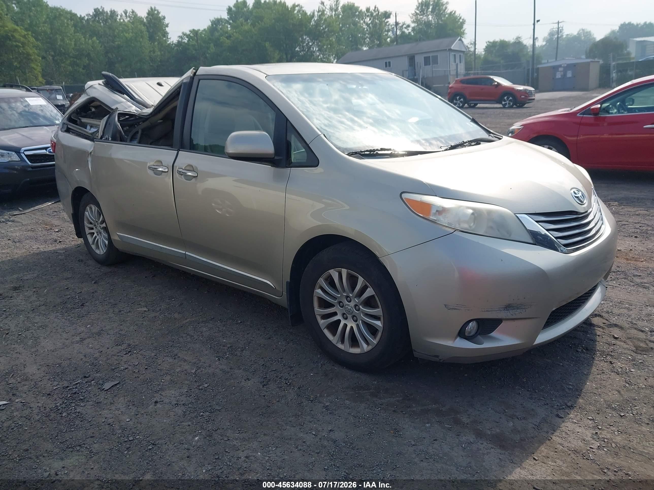 2015 Toyota Sienna Xle 8 Passenger Gold vin: 5TDYK3DC4FS588297