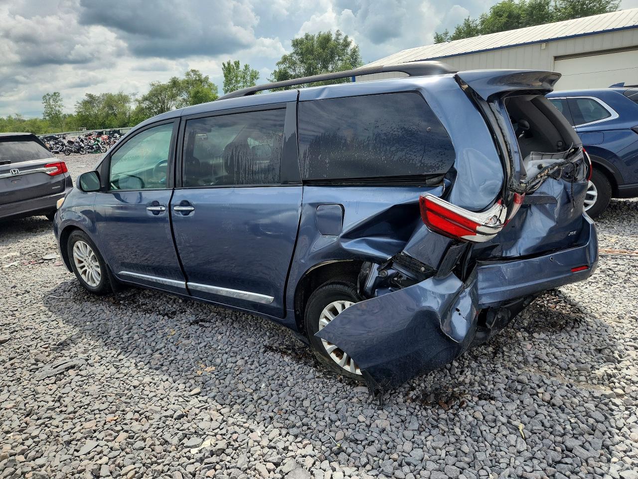 2015 Toyota Sienna Xle Premium 8-passenger Blue vin: 5TDYK3DC4FS609195