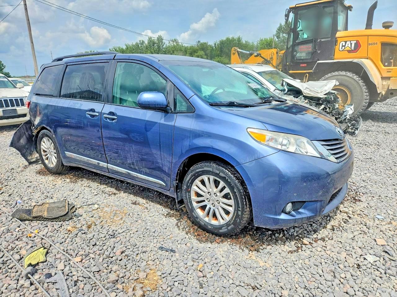 2015 Toyota Sienna Xle Premium 8-passenger Blue vin: 5TDYK3DC4FS609195