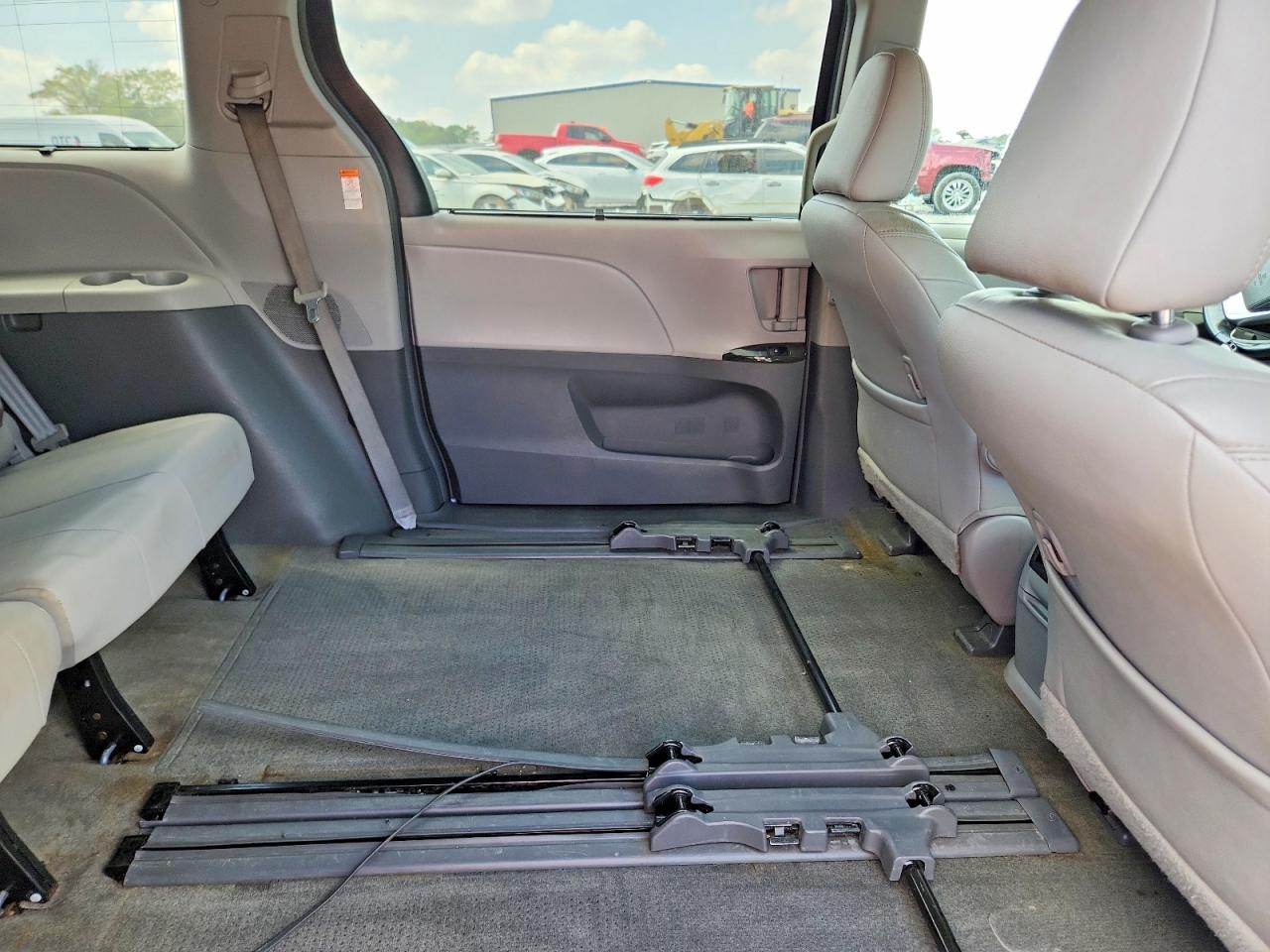 2015 Toyota Sienna Xle 8-passenger Blue vin: 5TDYK3DC4FS630578