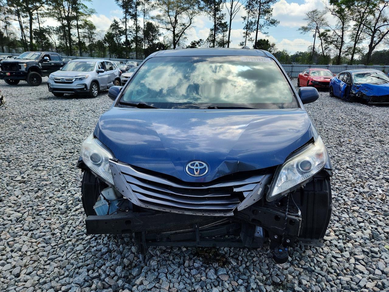 2015 Toyota Sienna Xle 8-passenger Blue vin: 5TDYK3DC4FS630578