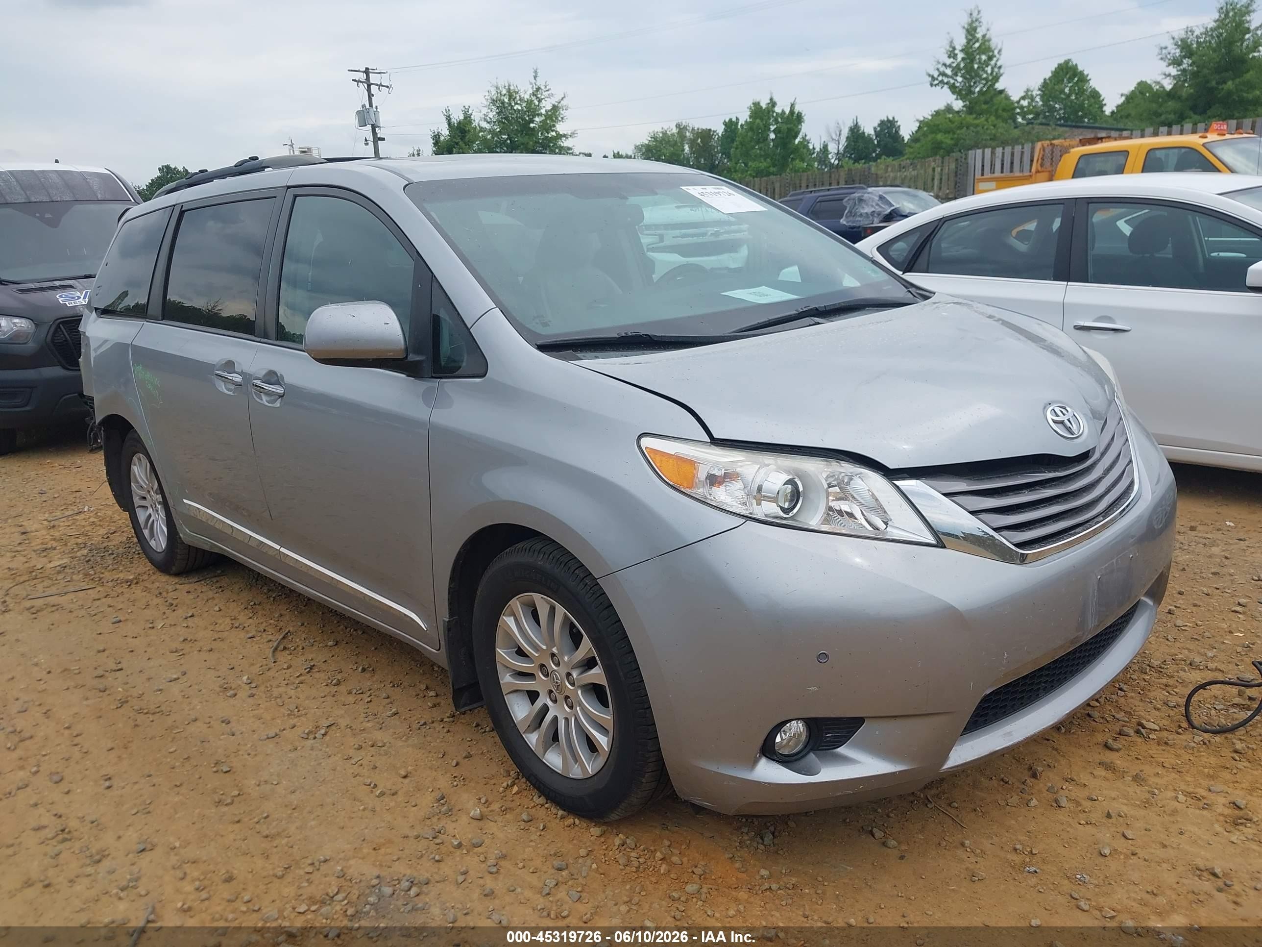 2015 Toyota Sienna Xle 8 Passenger Серебряный vin: 5TDYK3DC4FS638521