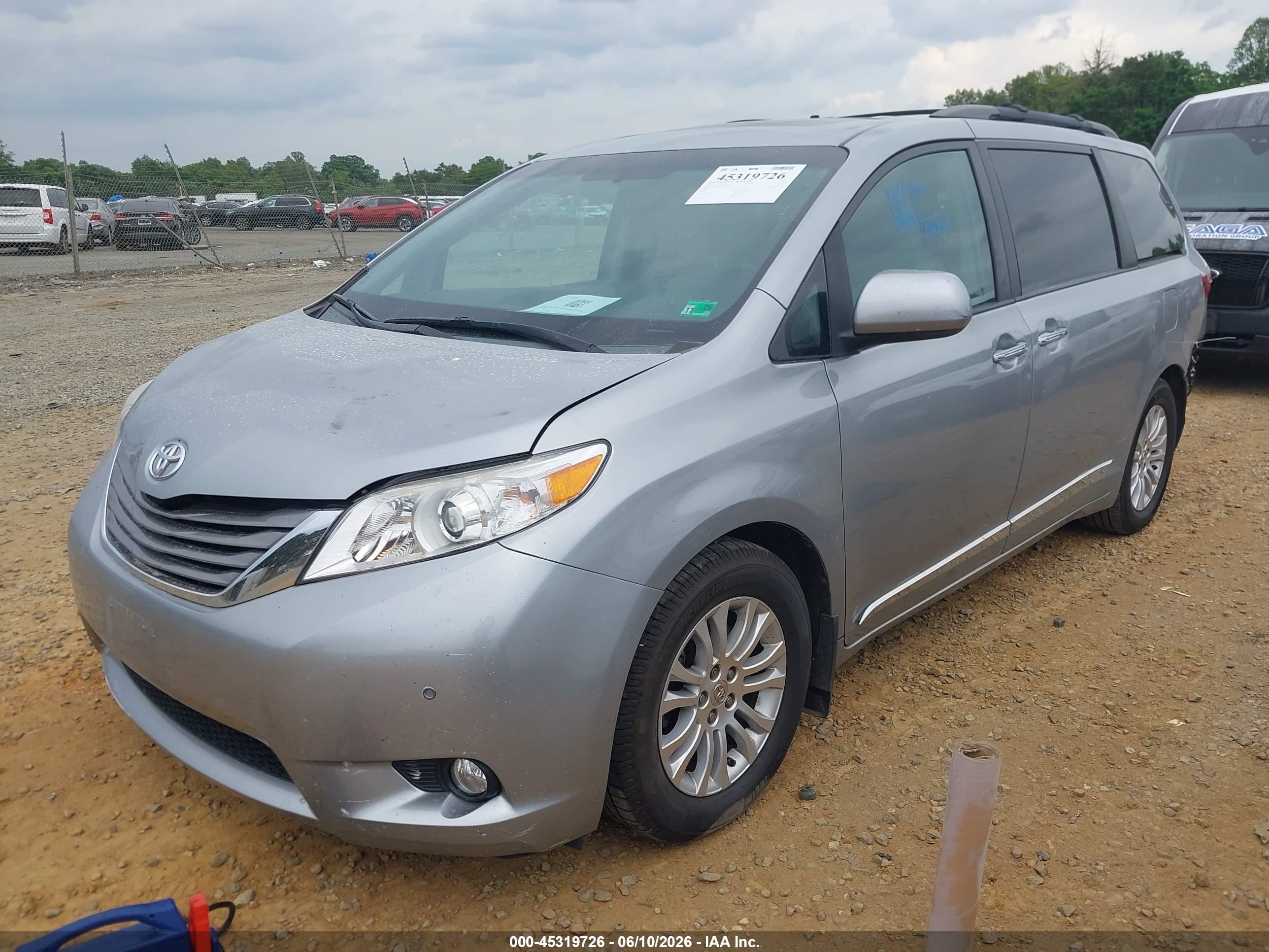 2015 Toyota Sienna Xle 8 Passenger Silver vin: 5TDYK3DC4FS638521