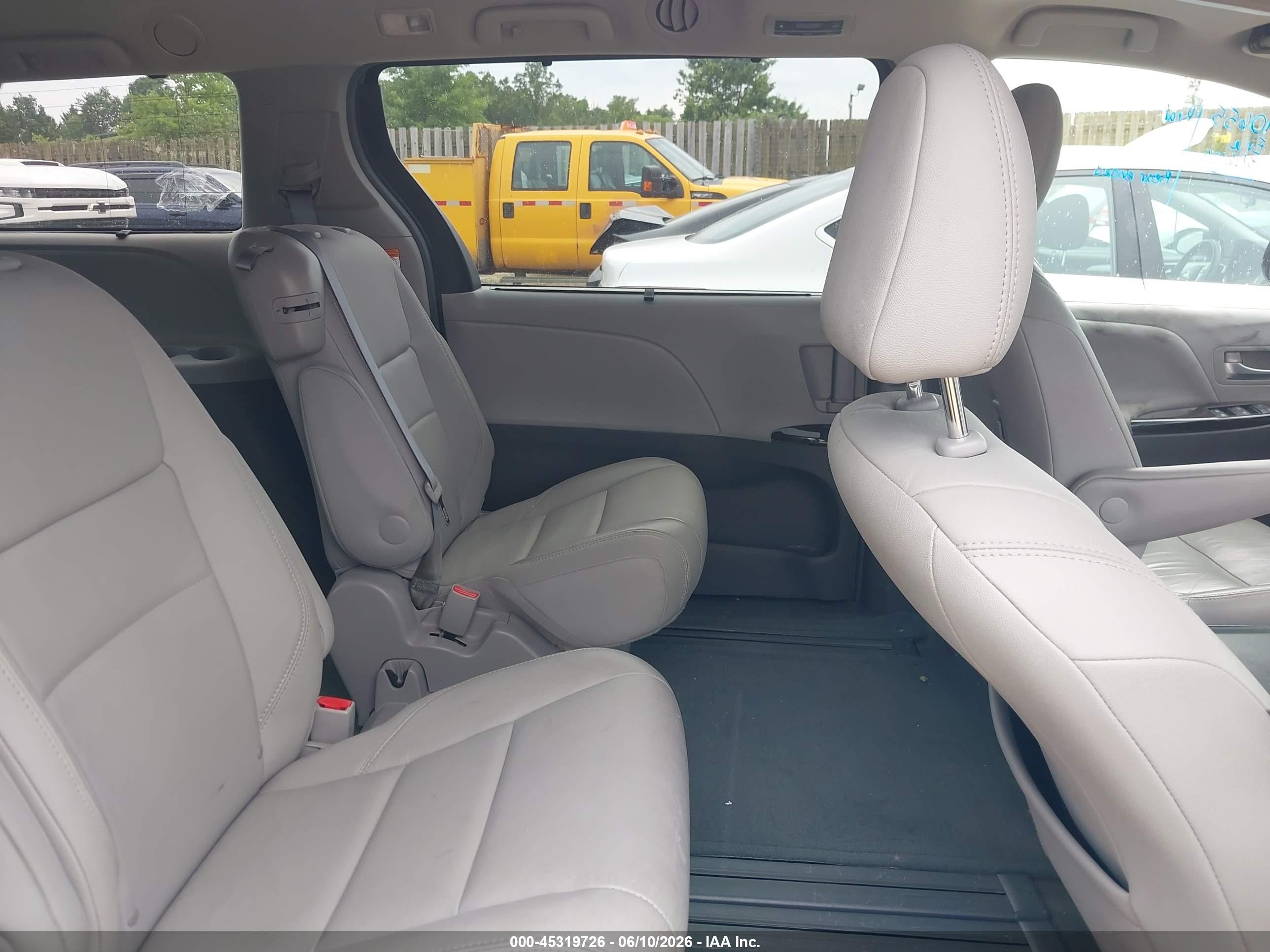 2015 Toyota Sienna Xle 8 Passenger Silver vin: 5TDYK3DC4FS638521