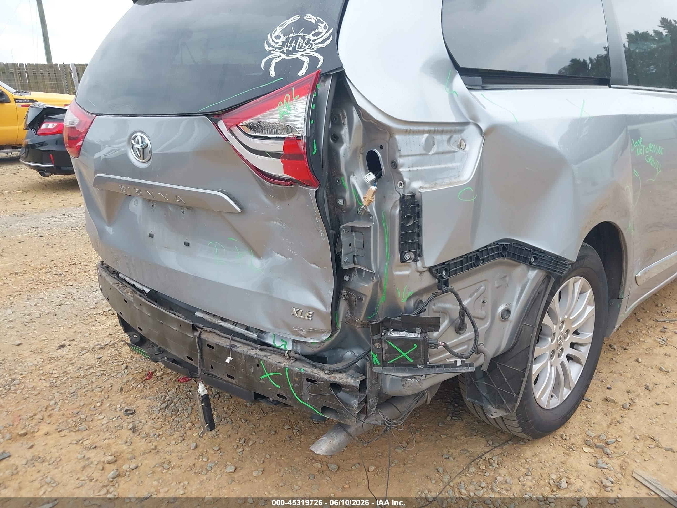 2015 Toyota Sienna Xle 8 Passenger Silver vin: 5TDYK3DC4FS638521
