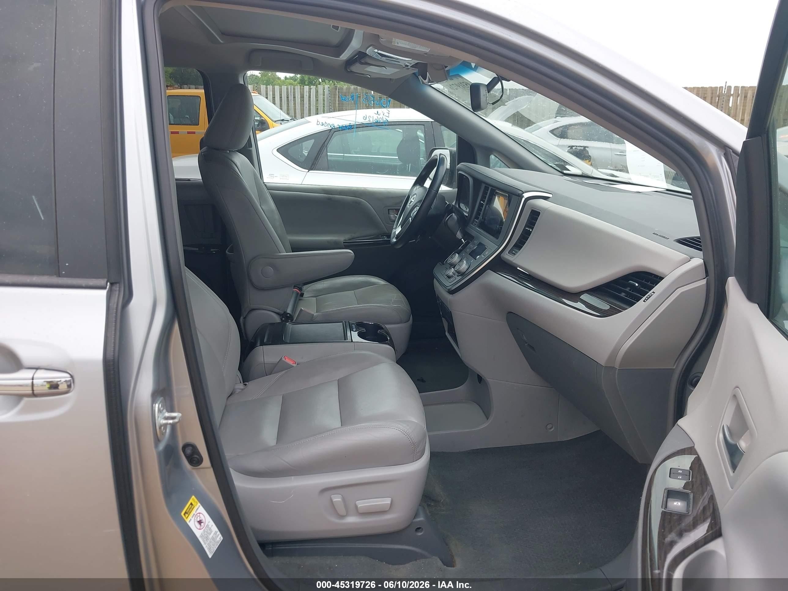 2015 Toyota Sienna Xle 8 Passenger Silver vin: 5TDYK3DC4FS638521
