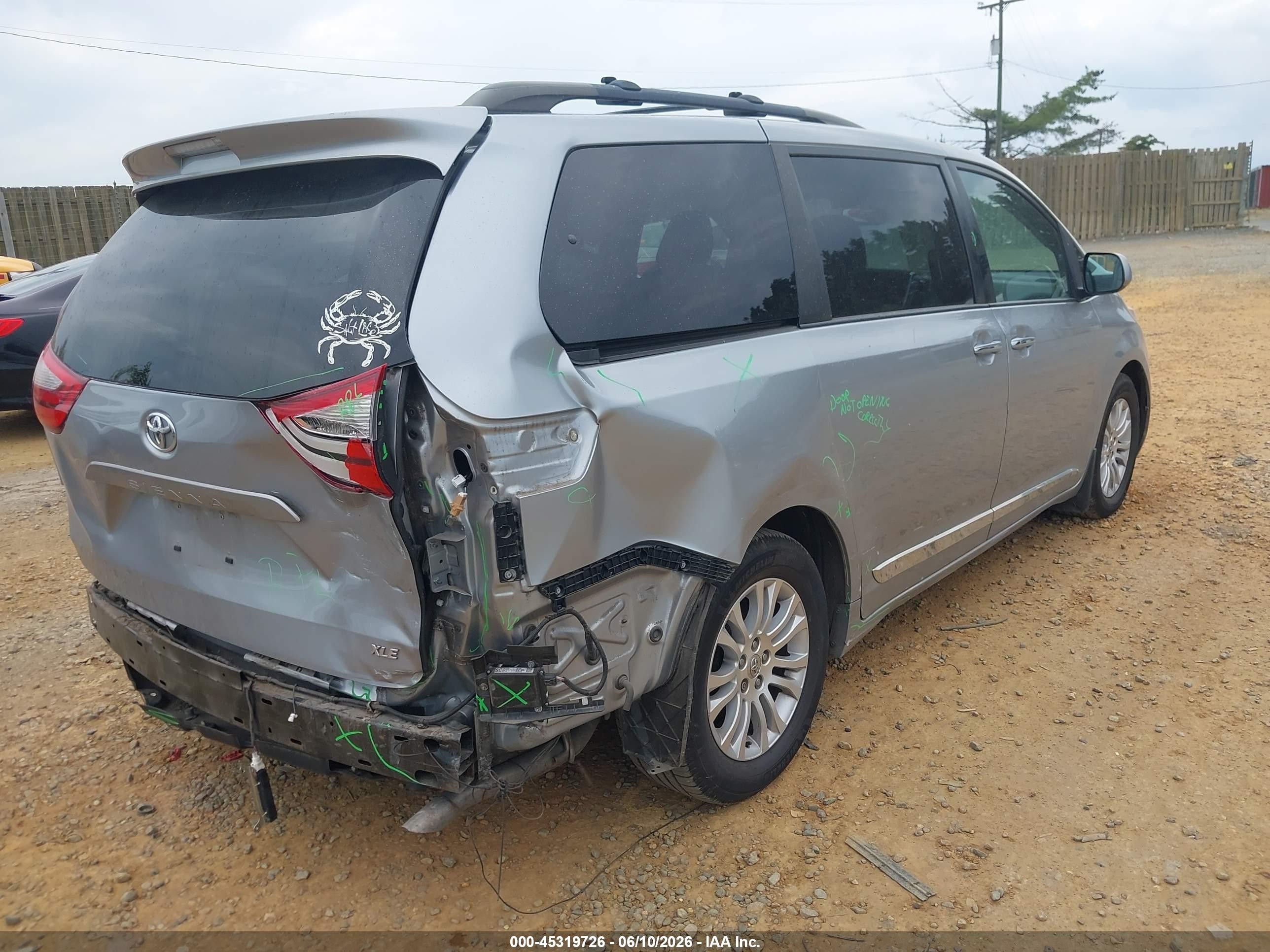 2015 Toyota Sienna Xle 8 Passenger Silver vin: 5TDYK3DC4FS638521