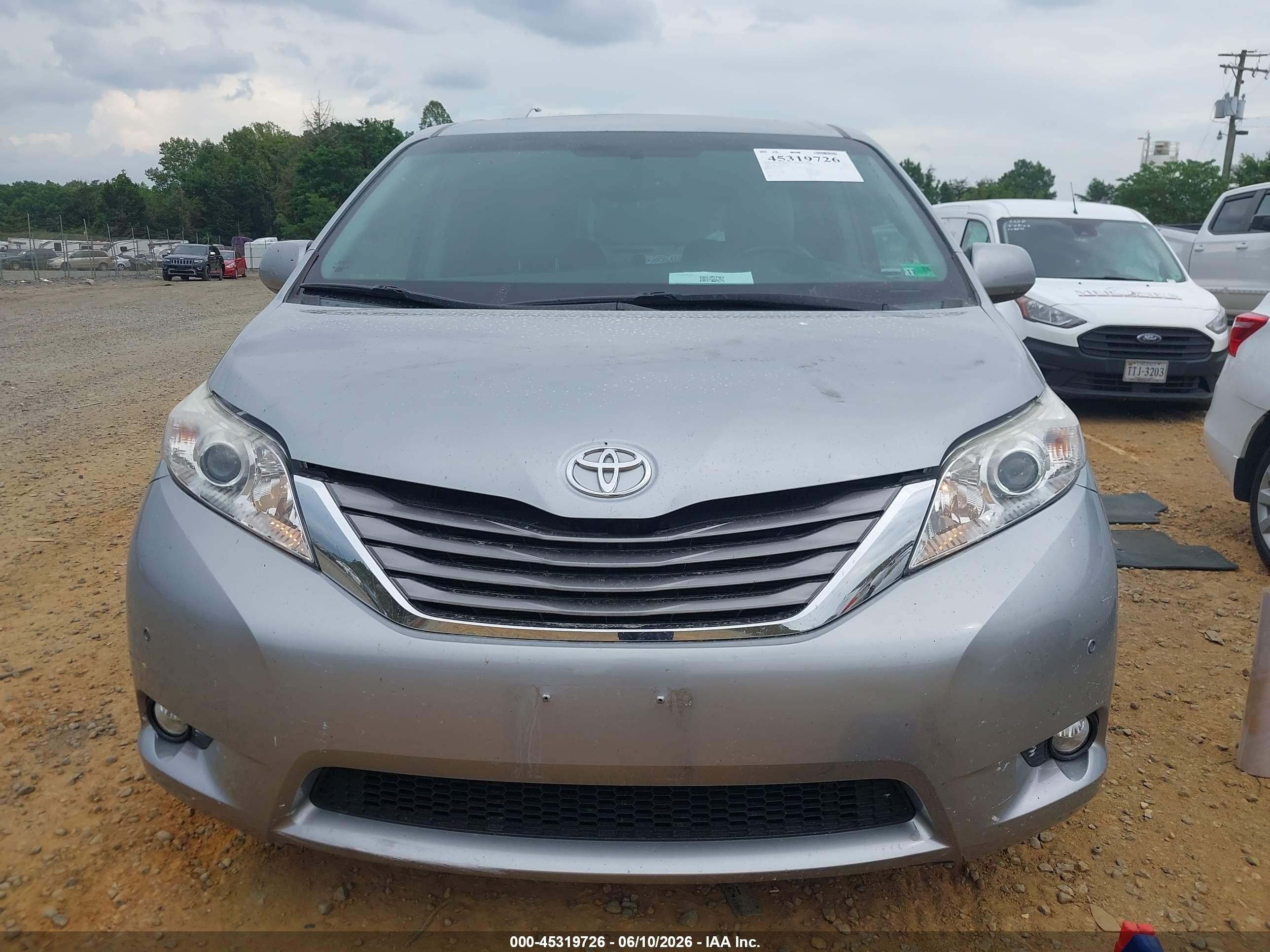 2015 Toyota Sienna Xle 8 Passenger Silver vin: 5TDYK3DC4FS638521