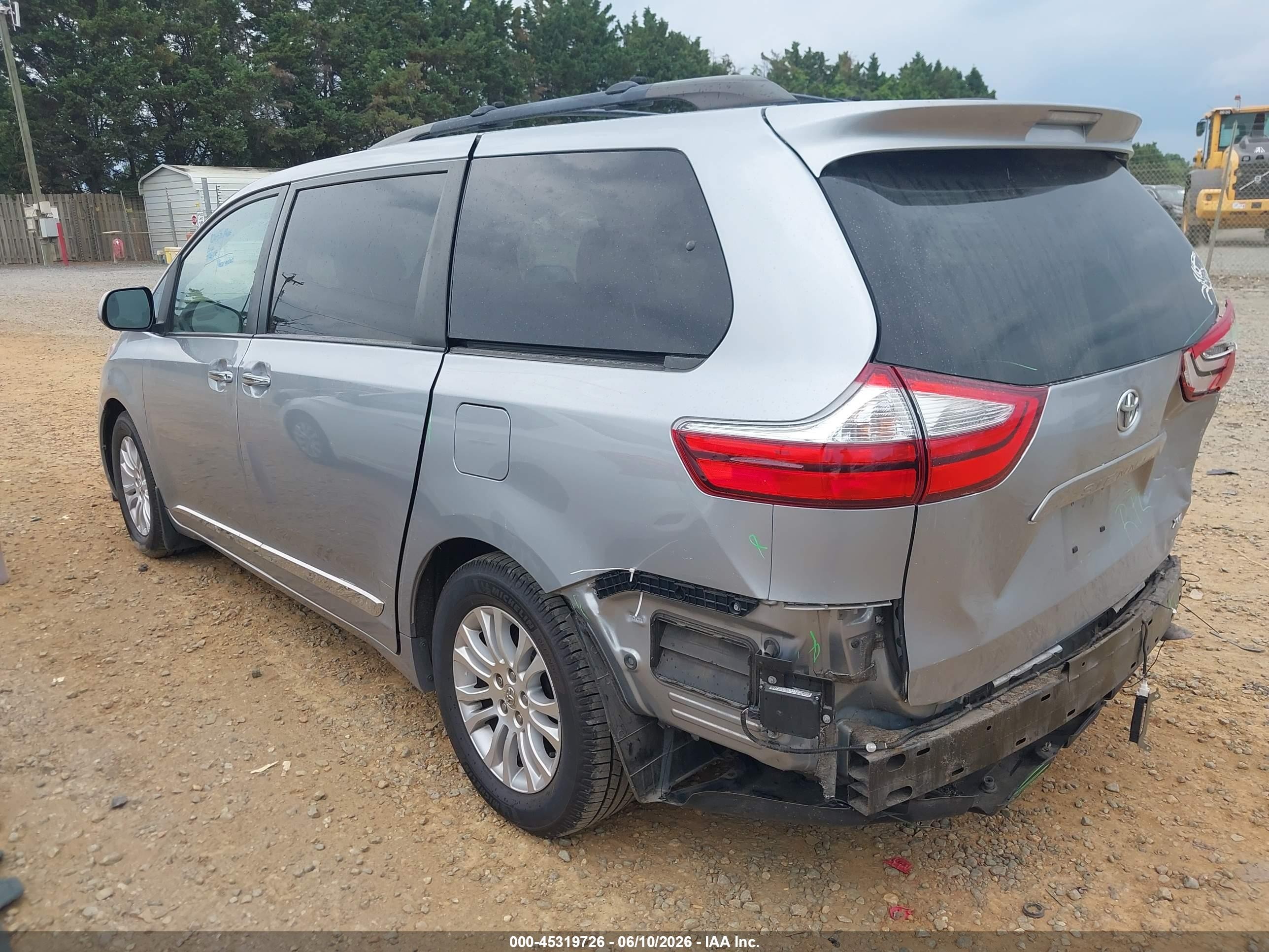 2015 Toyota Sienna Xle 8 Passenger Silver vin: 5TDYK3DC4FS638521