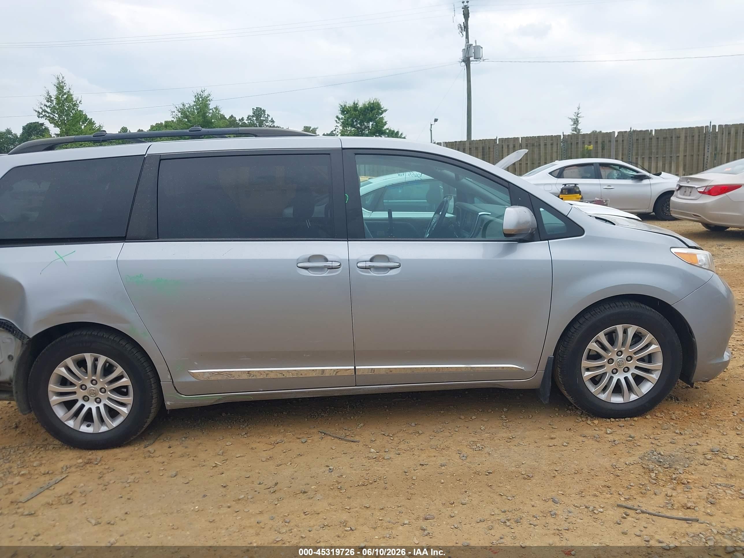 2015 Toyota Sienna Xle 8 Passenger Silver vin: 5TDYK3DC4FS638521
