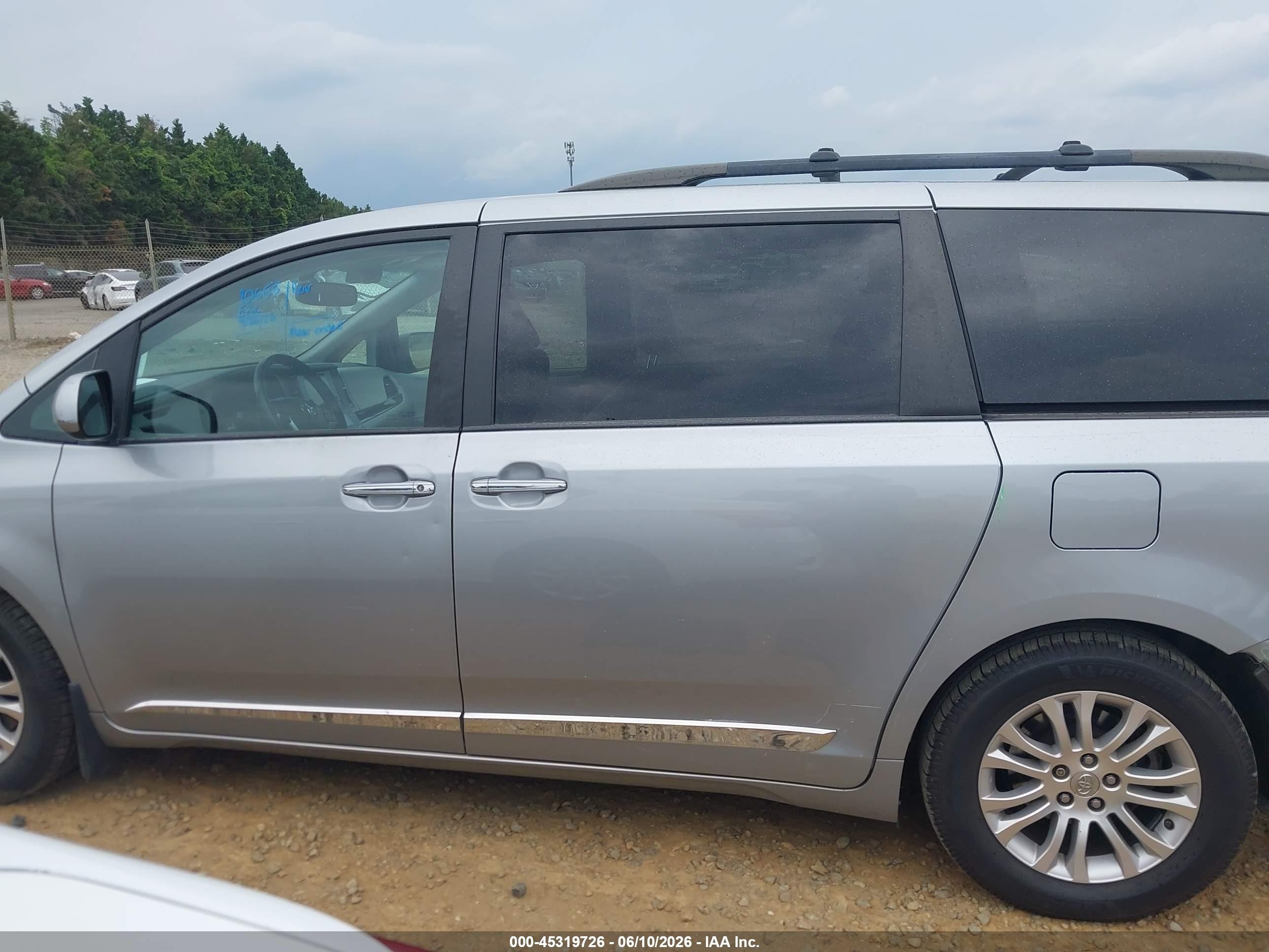 2015 Toyota Sienna Xle 8 Passenger Silver vin: 5TDYK3DC4FS638521