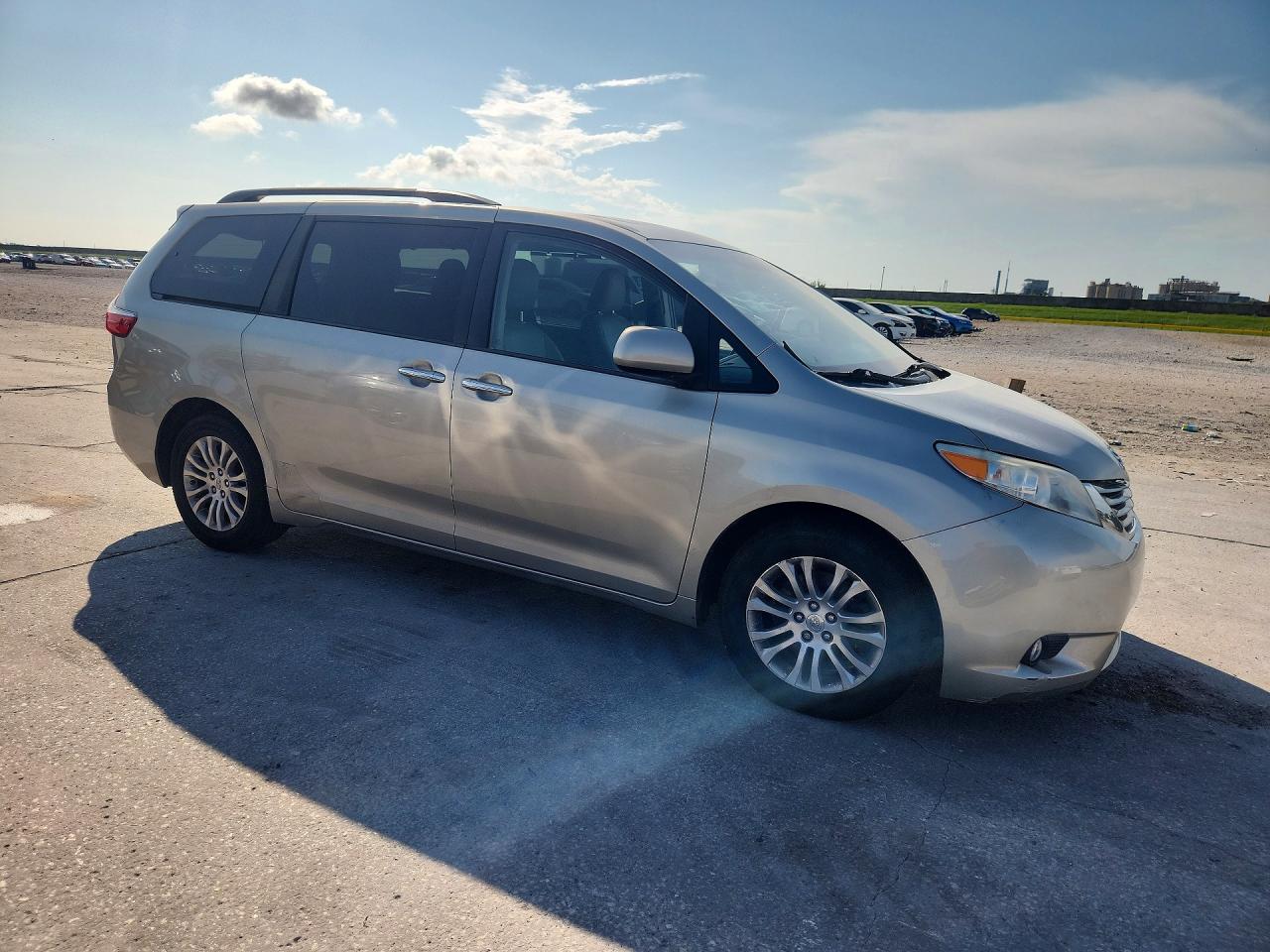 2015 Toyota Sienna Xle 8-passenger Tan vin: 5TDYK3DC4FS639765