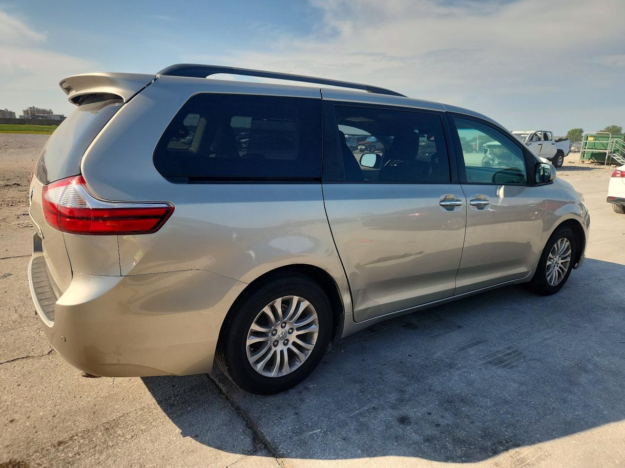 2015 Toyota Sienna Xle 8-passenger Tan vin: 5TDYK3DC4FS639765