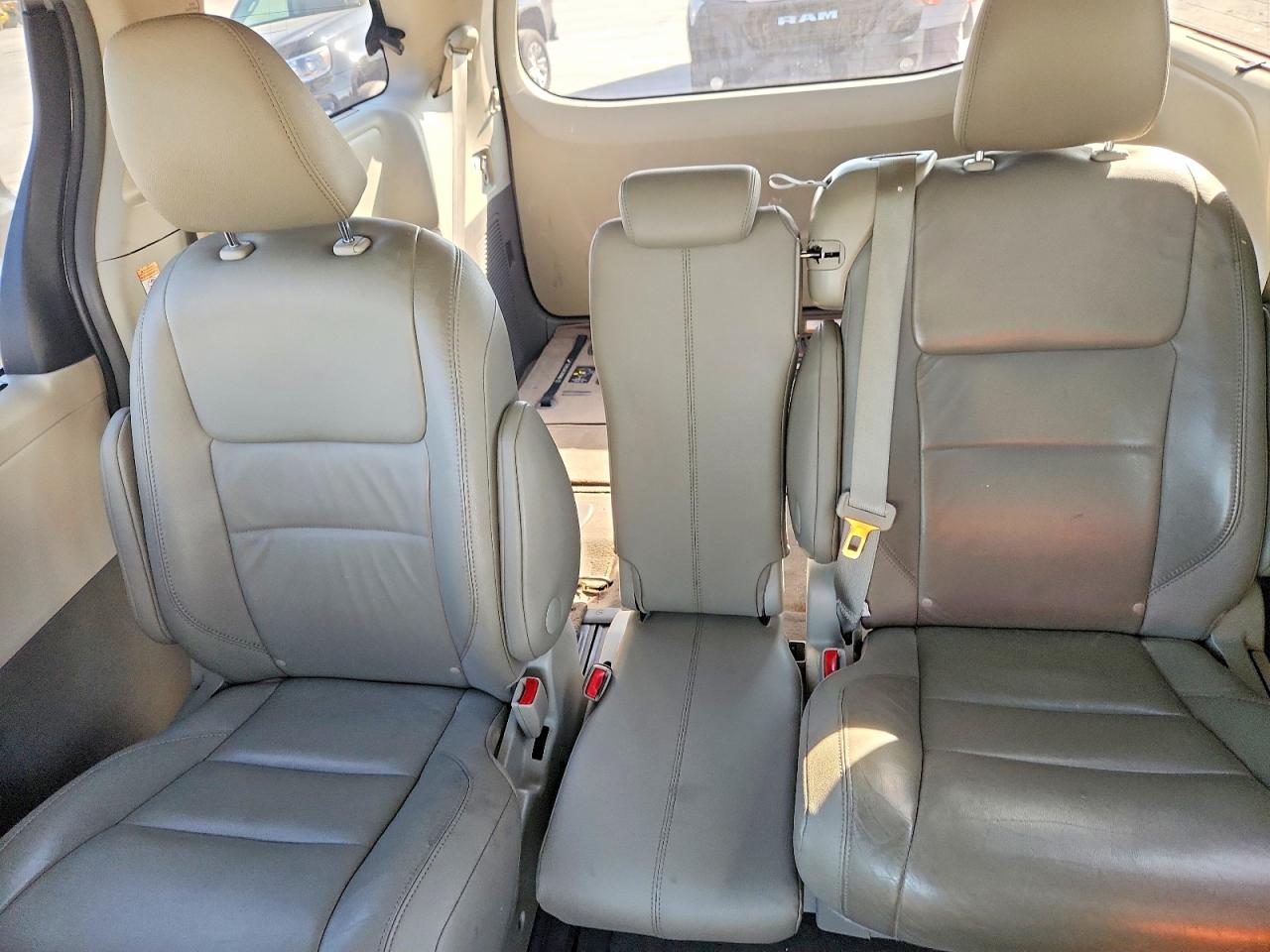2015 Toyota Sienna Xle 8-passenger Tan vin: 5TDYK3DC4FS639765