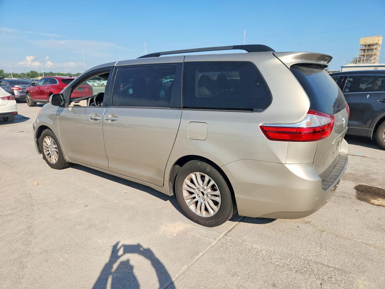 2015 Toyota Sienna Xle 8-passenger Tan vin: 5TDYK3DC4FS639765