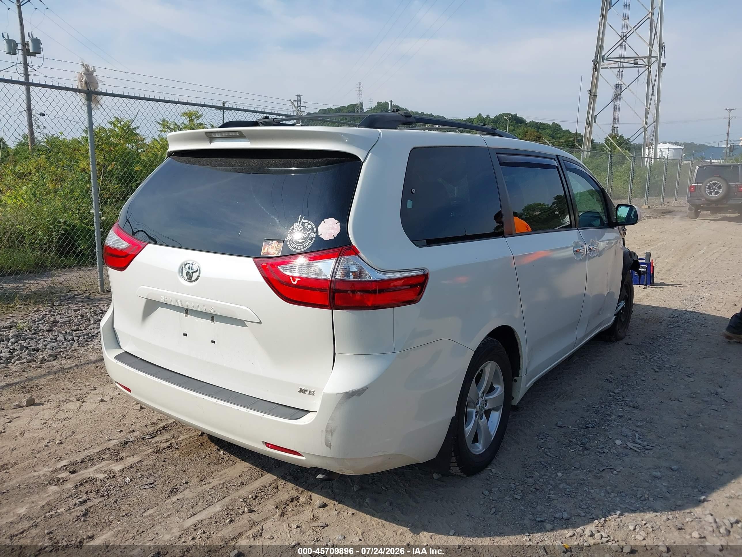 2015 Toyota Sienna Xle 8 Passenger White vin: 5TDYK3DC4FS645338