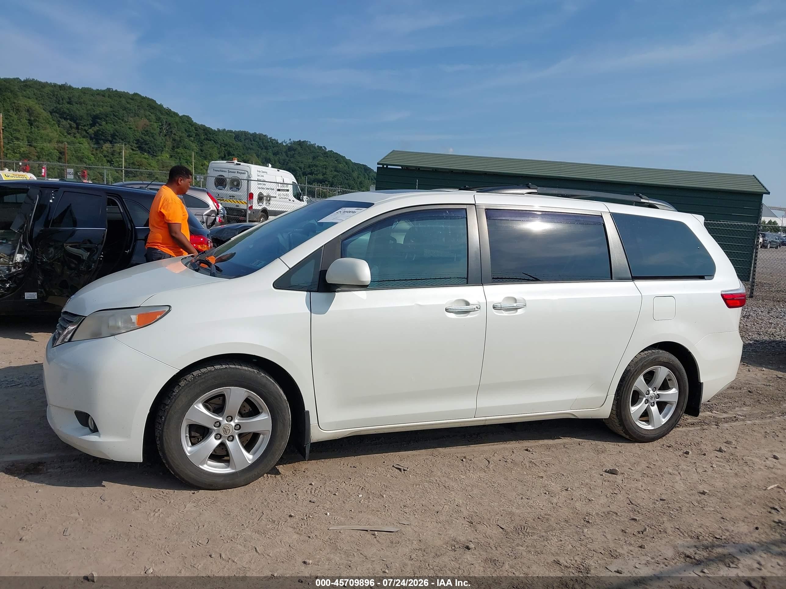2015 Toyota Sienna Xle 8 Passenger White vin: 5TDYK3DC4FS645338