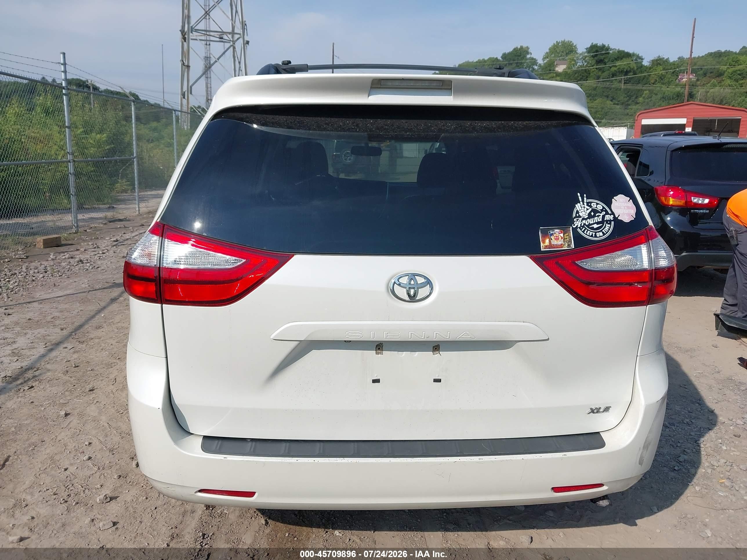 2015 Toyota Sienna Xle 8 Passenger White vin: 5TDYK3DC4FS645338