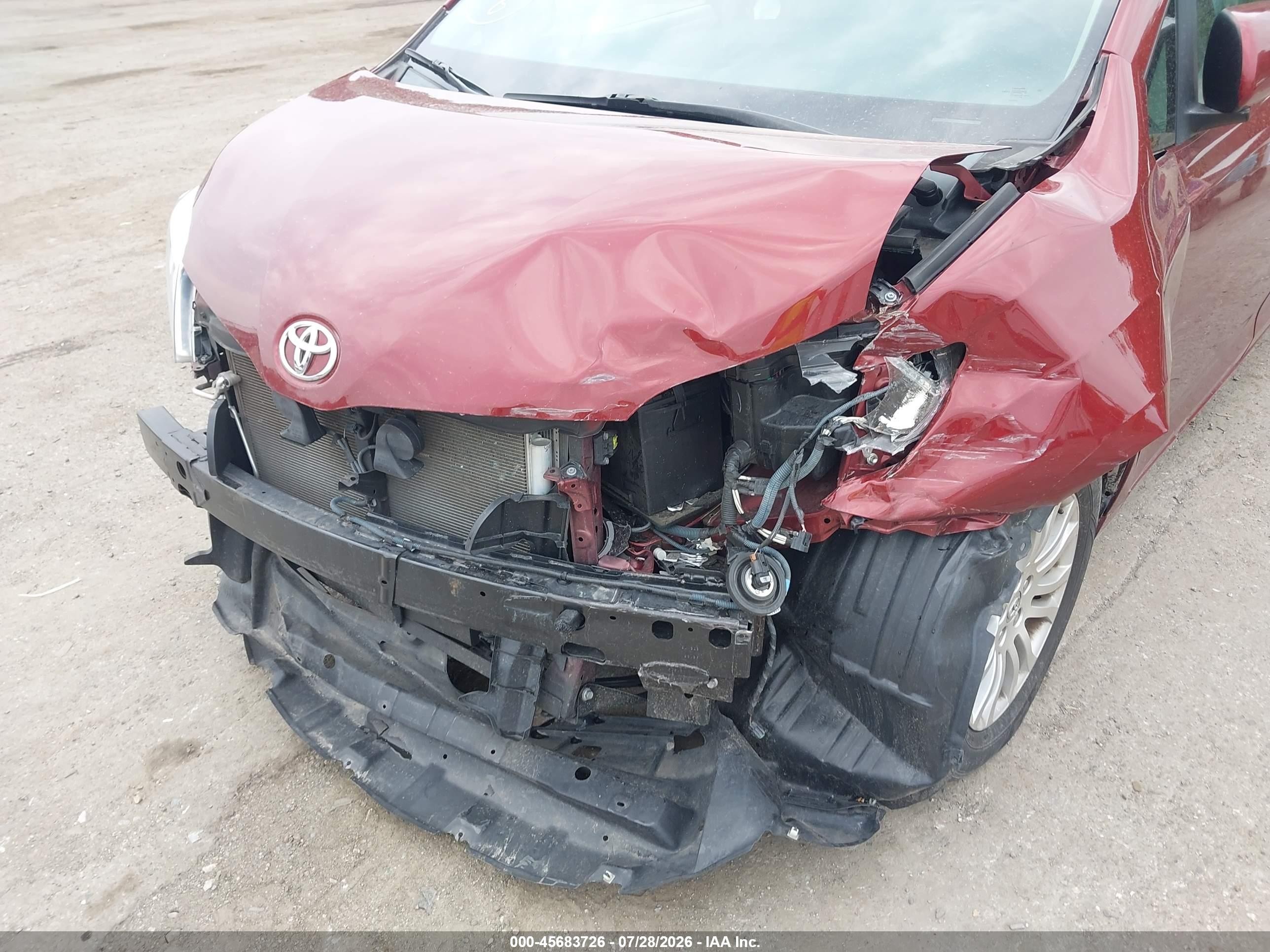 2015 Toyota Sienna Xle 8 Passenger Red vin: 5TDYK3DC4FS648630