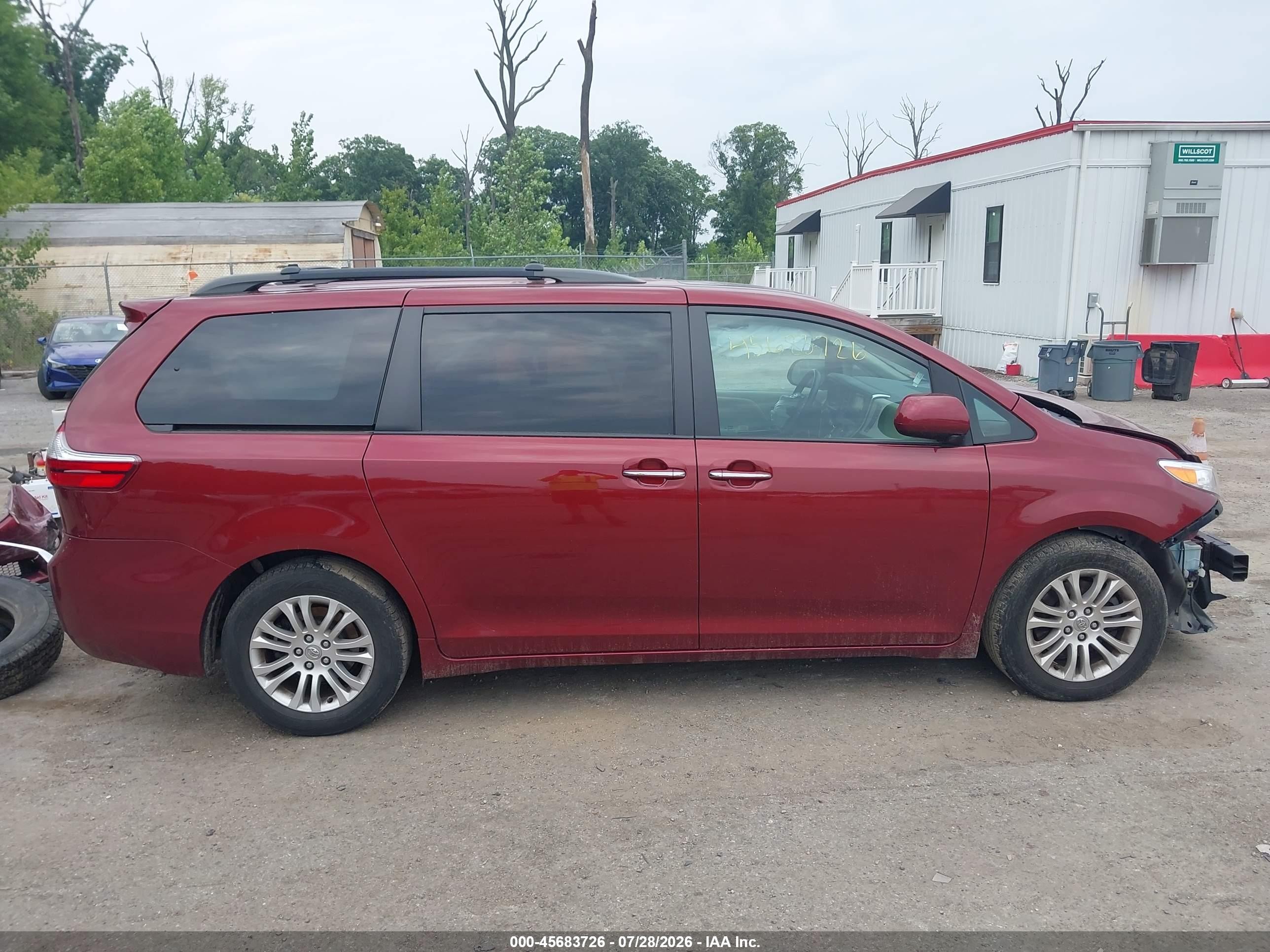 2015 Toyota Sienna Xle 8 Passenger Red vin: 5TDYK3DC4FS648630