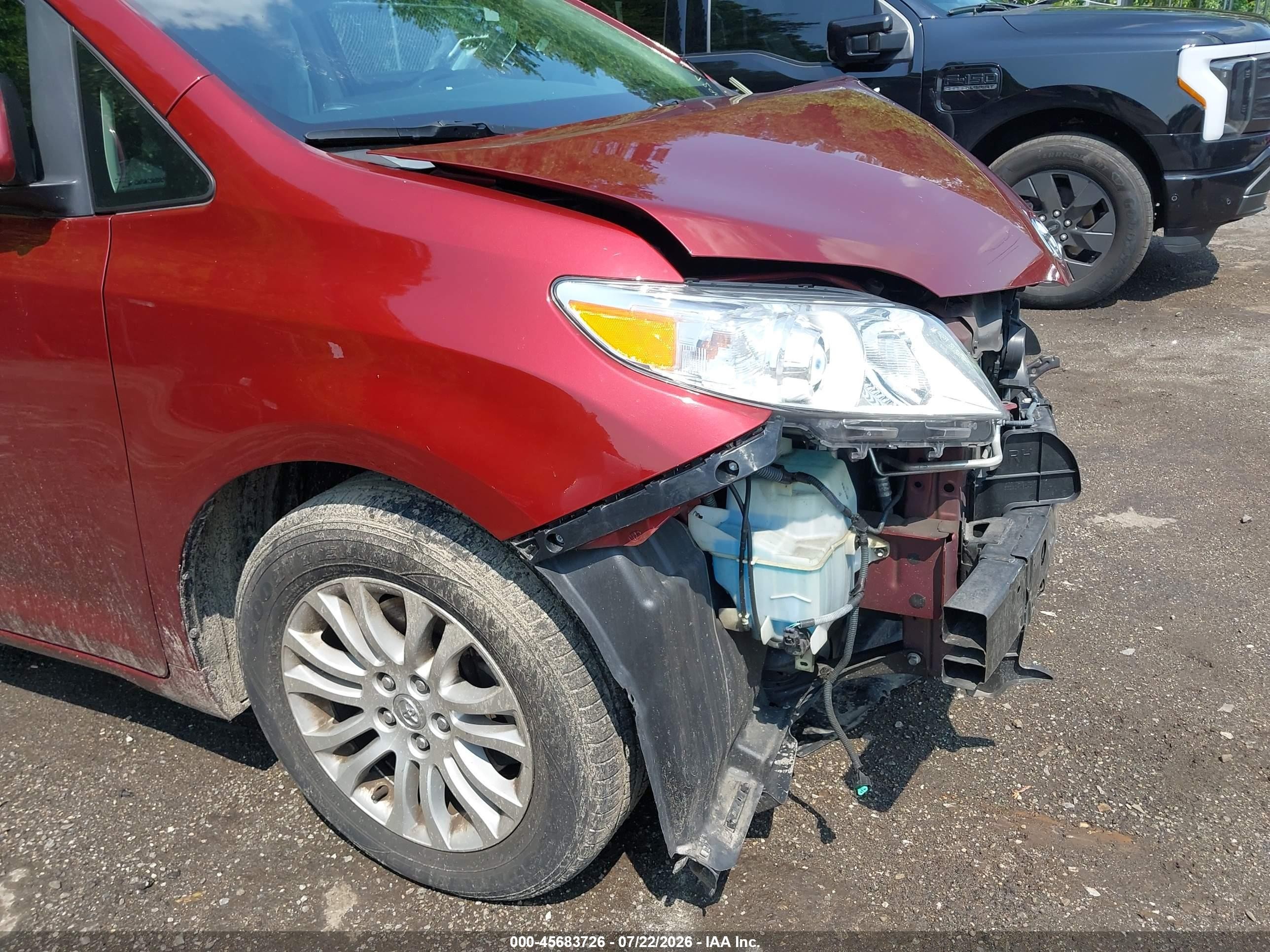 2015 Toyota Sienna Xle 8 Passenger Red vin: 5TDYK3DC4FS648630